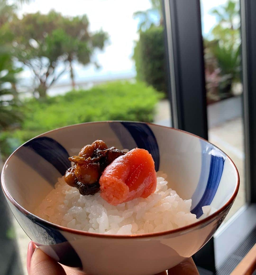 安井友梨さんのインスタグラム写真 - (安井友梨Instagram)「今日のブログは【美食ランチ監修イベント】 芦屋ベイコート倶楽部様の会員様だけの特別イベント💗💗💗 美食ランチの前に、セミナーをさせて頂きました。  いつものセミナーとは違った内容で、 トレーニングをされてない方も、ジムに行かない方も、取り入れて頂きやすい内容に。  宿泊や、レストラン利用にとどまらず、 素晴らしいフィットネスジム、プールを利用できる。芦屋ベイコート倶楽部は、様々な利用の仕方があります。  そして、芦屋ベイコート倶楽部様 美食ランチ監修イベント💗💗 食事でキレイになるための、 美食メニューがテーマです。  私が一から厳選した食材、食べ方 調理法、調理温度、調味料まで、 なにもかも全てに、こだわりにこだわりぬいた、至極の美食💗  食べれば、食べるほど、 食べながら美しく、 健康になれるメニューを監修させて頂きました。  この日の為に、超一流シェフの方々とご相談させて頂きながら、準備致しました。  素晴らしい美食の数々を 堪能頂きました💗💗💗💗 美を追求する皆様の、 少しでもお役に立てれば幸いです💗  本当にありがとうございました！  #トレーニング女子  #ミールリプレイスメント  #おきかえダイエット  #リゾートトラスト #芦屋ベイコート倶楽部  #美食  #食べて美しく  #ユリ式筋トレ」6月18日 20時58分 - yuri.yasui.98