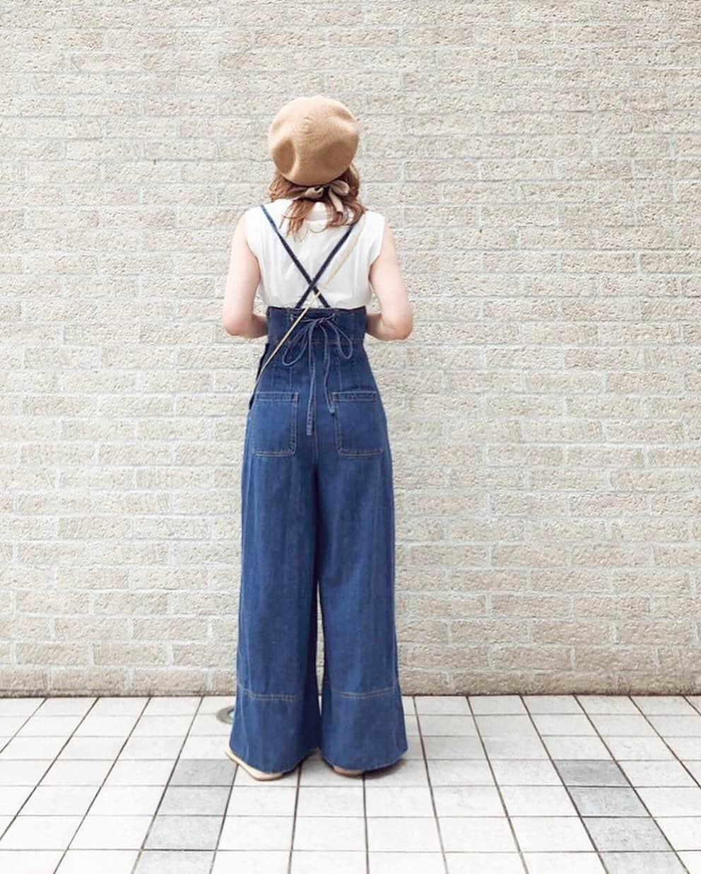 nanaさんのインスタグラム写真 - (nanaInstagram)「ㅤ 2019.6.18 Tue #nanacoordinate 𓇼 ななコ 🐼ㅤ ㅤ ㅤ white 𓇬 denim 𓂅 ㅤㅤ ㅤ @coco_eririko ｻﾝ✖️ @aimohajapan ｺﾗﾎﾞの ﾉｰｽﾘｰﾌﾞﾛｺﾞTはﾛｺﾞがﾊﾟｰﾌﾟﾙでﾒｯﾁｬ可愛い❤︎ 旅行にも持ってってﾀｸｻﾝ着よう𓂅 ㅤ 2色買いしたお気に入りの @deicy_official の ﾃﾞﾆﾑﾛﾝﾊﾟｰｽで合わせた𓀠𓀠 前も後ろもｶﾜｴｴ𓀤*° ㅤ ㅤ ﾃﾞ、ﾛﾝﾊﾟｰｽの中には @majicalsherry_lme の #骨盤ショーツ を仕込み始めてみた𓂬 引き締められるのに苦しくﾅｲ!! むしろ腰が楽な気がする𓀙 続けてみての効果が楽しみ𓂃 今ｽﾝｺﾞｲ人気で予約販売ﾗｼｲｶﾗなおさら楽しみ❤︎ ㅤ ㅤ ㅤ ｱ、ﾋﾞｰｻﾝは @deuxiemeclasse で 旅行のために買った @elnidoflips のん𓂅 ﾒｯﾁｬ履きやすいし可愛いしﾀｸｻﾝ履こ❤︎ ㅤ ㅤ ㅤ ㅤ ㅤ #aimoha #denim #elnidoflips #partegram #tshirt #outfit #fashion #ootd #骨盤矯正 #coordinate #大人カジュアル  #locari mery  #beaustagrammer  #シンプルコーデ #マジカルシェリー  #mineby3mootd #instafashion #fashionblogger #fashionista #데일리록 #코디 #옷스타그램 #멋스타그램 #穿搭 #오오티디  #패션스타그램일상」6月18日 21時03分 - nanapanda517