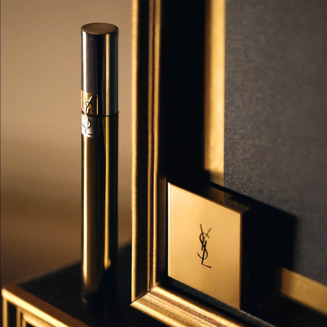 Yves Saint Laurent Beautyさんのインスタグラム写真 - (Yves Saint Laurent BeautyInstagram)「Stand tall in the gold standard of beauty.  MASCARA VOLUME EFFET FAUX CILS SEQUIN CRUSH MONO (Link in bio) #yslbeauty #sequincrush #mvefc #raisethevolume」6月18日 21時04分 - yslbeauty