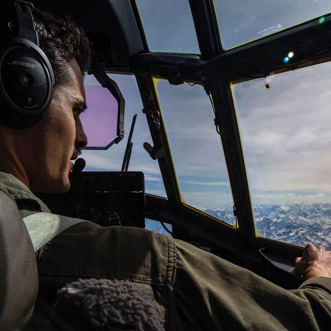 アメリカ海兵隊さんのインスタグラム写真 - (アメリカ海兵隊Instagram)「The Final Frontier  Capt. Anthony Gutierrez, a KC-130J Super Hercules pilot with Marine Aerial Refueler Transport Squadron 152, observes the terrain of the Joint Pacific Alaska Range Complex during Exercise Kodiak Mace, Alaska, May 25, 2019. (U.S. Marine Corps photo by Lance Cpl. Tyler Harmon)  #USMC #Alaska #C130 #Hercules #Marines #MarineCorps」6月18日 21時04分 - marines