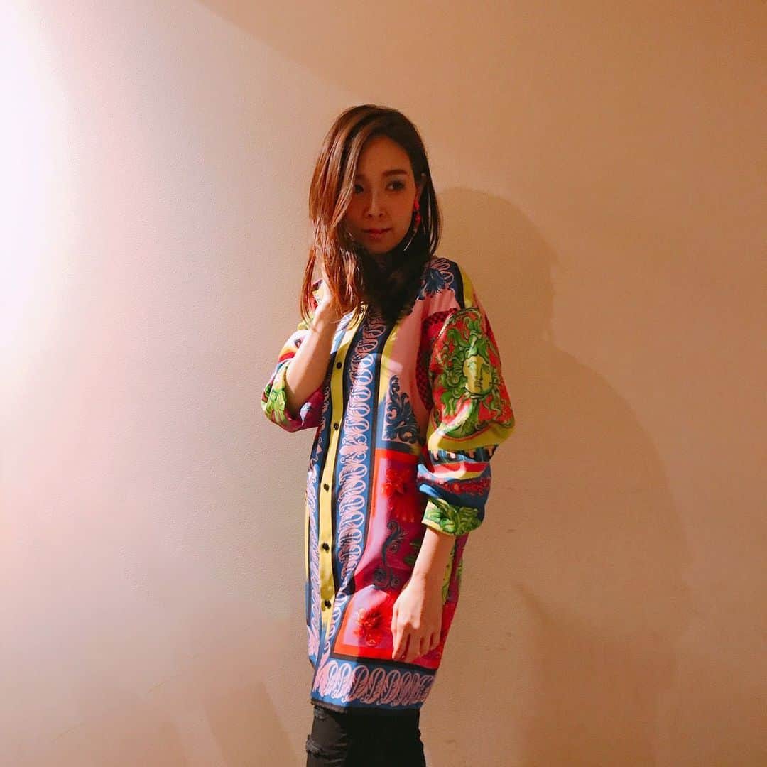 愛内里菜のインスタグラム：「今日のライブ配信は 17のみになりました！🌈 みなさま後少しで 出演でーす！  9時半くらい！ 🎵🎵🎵🎵🎵」