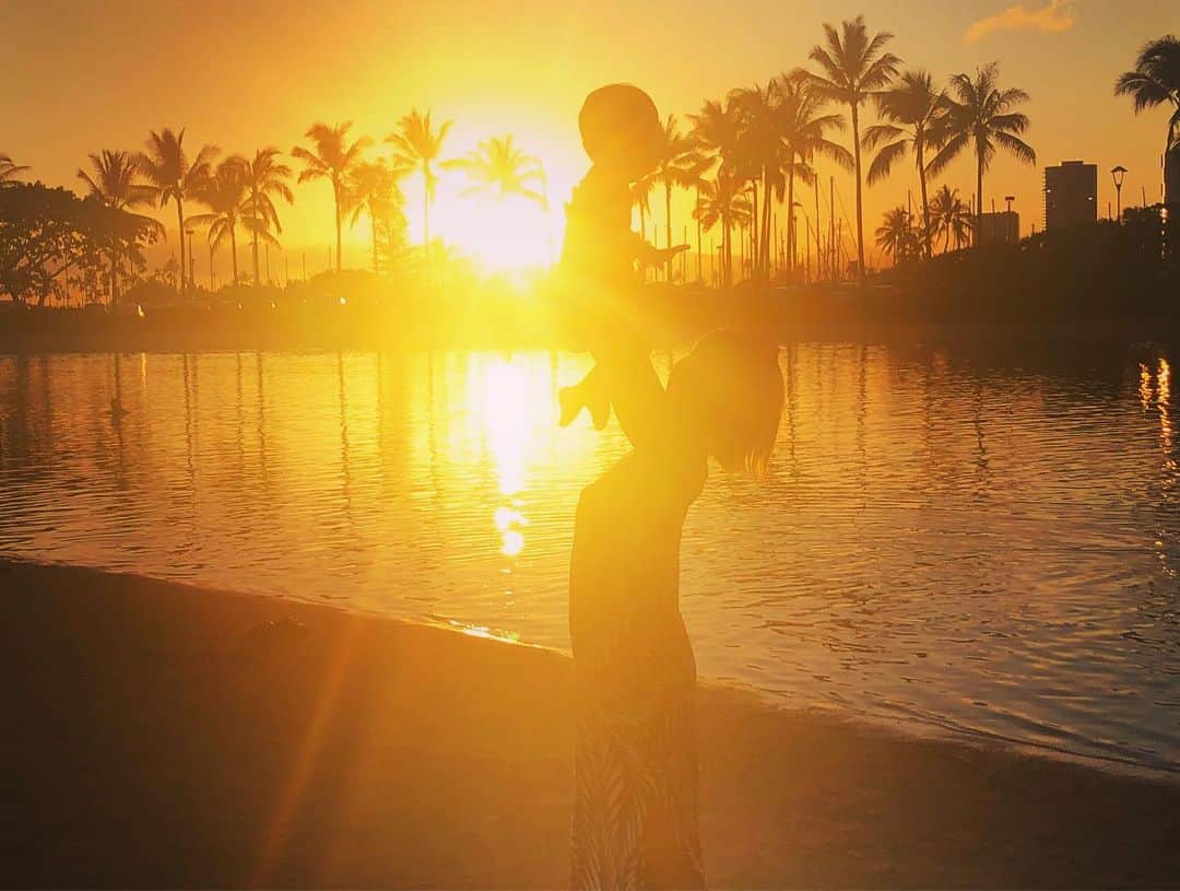 Nazukiさんのインスタグラム写真 - (NazukiInstagram)「Hawaii Sunset🌴🌴🌴 ほんとに綺麗すぎた✨✨ ずっーと見てられる😌  #hawaii #trip #sunset #waikiki #beach #family  #myson #hawaiilife  #子連れハワイ #1歳8ヶ月男の子 #男の子ママ #サンセット #ハワイ日記」6月18日 21時17分 - nazuki_08