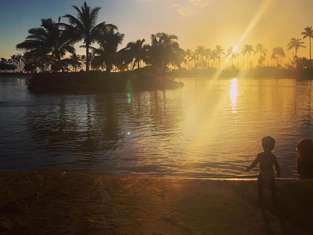 Nazukiさんのインスタグラム写真 - (NazukiInstagram)「Hawaii Sunset🌴🌴🌴 ほんとに綺麗すぎた✨✨ ずっーと見てられる😌  #hawaii #trip #sunset #waikiki #beach #family  #myson #hawaiilife  #子連れハワイ #1歳8ヶ月男の子 #男の子ママ #サンセット #ハワイ日記」6月18日 21時17分 - nazuki_08