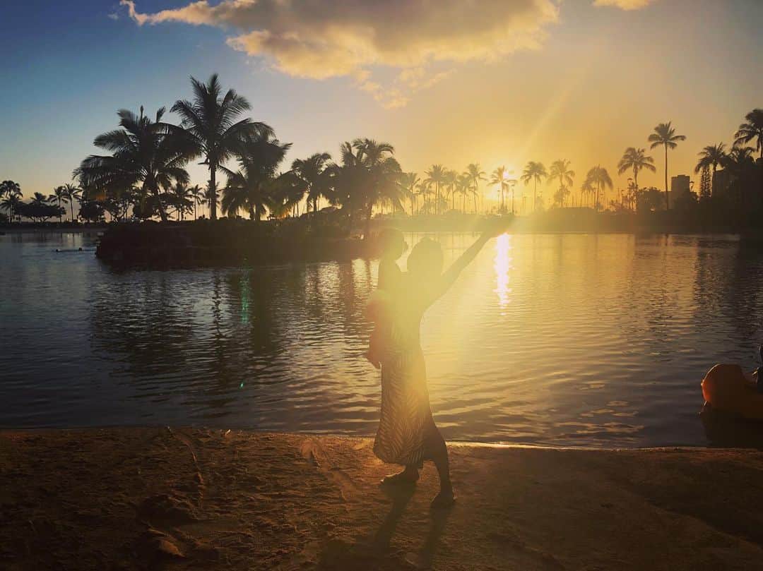 Nazukiのインスタグラム：「Hawaii Sunset🌴🌴🌴 ほんとに綺麗すぎた✨✨ ずっーと見てられる😌  #hawaii #trip #sunset #waikiki #beach #family  #myson #hawaiilife  #子連れハワイ #1歳8ヶ月男の子 #男の子ママ #サンセット #ハワイ日記」