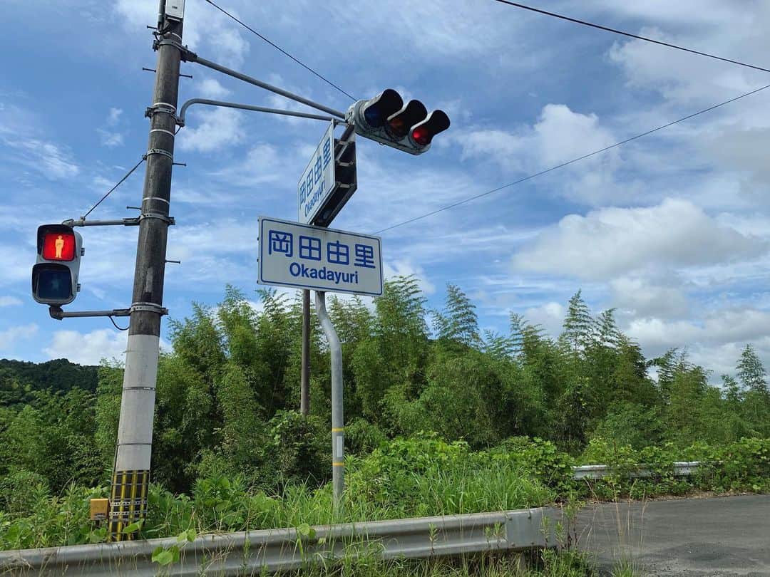 のインスタグラム：「岡田由里さん😳🚥！ 舞鶴、綺麗な景色であふれています  そして 人がとってもやさしいです あたたかいです  都会にいると忘れてしまいそうな心を 取り戻してくれる力がここにはあって  すぐ怒ったり 何かに文句をつけたり 不満をたれたり 「無理」って言ったり  余裕のない時は そんなふうになってしまうことも あるかもしれないけれど  そんな自分が小さいなって 胸にグッと沁みて 私も人にやさしくしたいって そう思える  素敵なところだなぁ✨」
