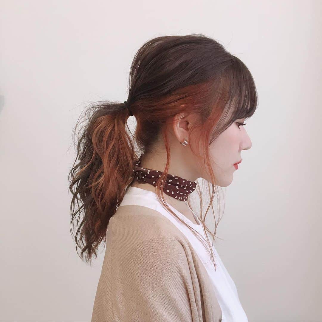かほこ。さんのインスタグラム写真 - (かほこ。Instagram)「ㅤㅤㅤㅤㅤㅤㅤㅤㅤㅤㅤㅤㅤ ㅤㅤㅤㅤㅤㅤㅤㅤㅤㅤㅤㅤㅤ @kinoooooooko3 ちゃんの影響で スカーフを使ってみた❤︎ ㅤㅤㅤㅤㅤㅤㅤㅤㅤㅤㅤㅤㅤ 髪の毛はパーマじゃなくて コテです。巻いてます。 ㅤㅤㅤㅤㅤㅤㅤㅤㅤㅤㅤㅤㅤ コーデあとで載せます ㅤㅤㅤㅤㅤㅤㅤㅤㅤㅤㅤㅤㅤ #スカーフ #ポニーテール #インナーカラー #kaho_hair_make」6月18日 21時11分 - xxokohakxx