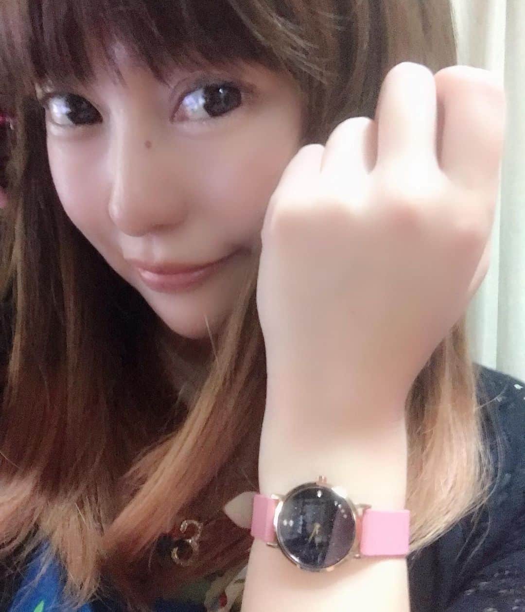 正田美里（みさみさ）さんのインスタグラム写真 - (正田美里（みさみさ）Instagram)「今日はお友達とご飯食べ行ったよ。 最近、お出かけでいつもつけてるリアクレア(@liakulea_japan )さんの腕時計 お気に入りっ✨✨✨ 色んな服装に会うのが良いっ！！ #リアクレア #腕時計 #時計 #liakulea #pink #レザー #星空 #ハワイ #PR」6月18日 21時15分 - misamisaupiupi