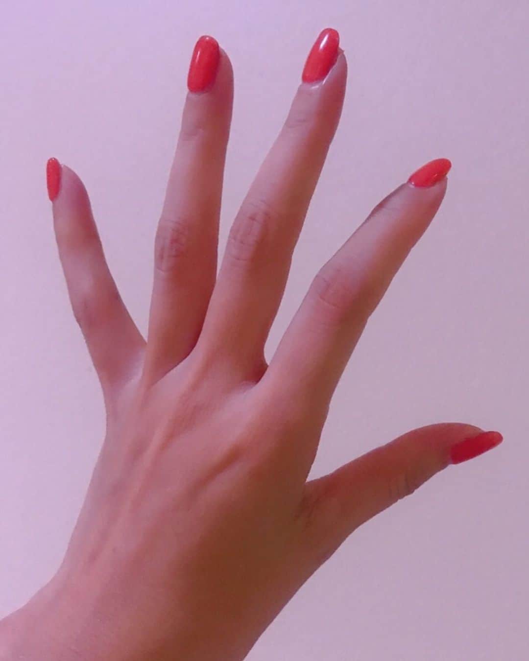 金子エミさんのインスタグラム写真 - (金子エミInstagram)「人生には偶然ってないと思っている私。だから手タレの私が手の病気になったのは必然だと思っています。 私の指が痛みから解放され、指が曲がらないでいられる証明を私がする役目。そんなお役目を頂いたと思っています。  #ヘバーデン結節 #パーツモデル #手タレ #金子エミ #手の痛み #指の関節の痛み #痛みからの解放 #曲がらないで」6月18日 21時25分 - emikaneko1114