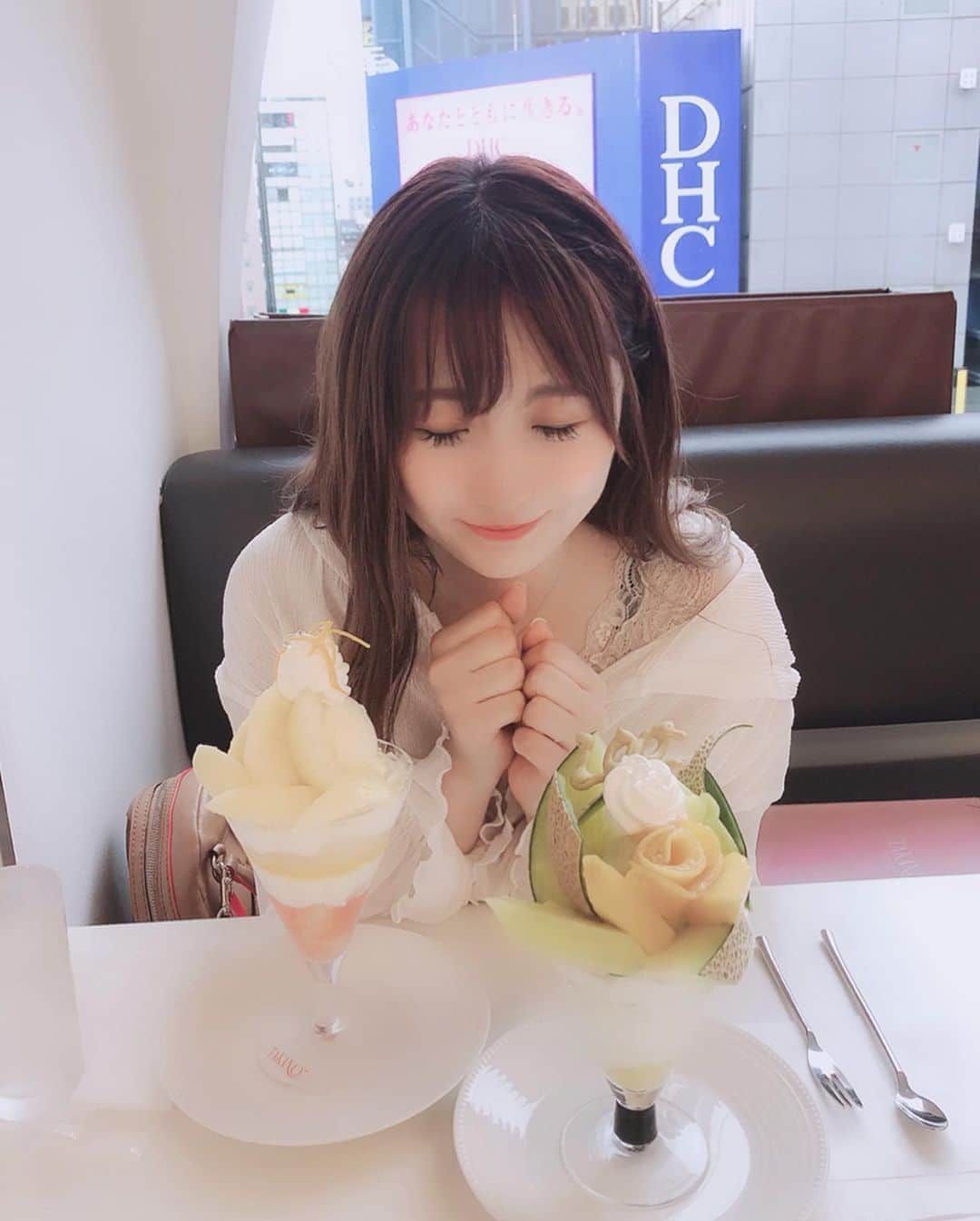 新矢皐月さんのインスタグラム写真 - (新矢皐月Instagram)「♡ ♡ ---------------------------- 📸TAKANOフルーツパーラー ---------------------------- . . 新宿高野でマスクメロンを販売して100周年ということで 100周年記念の期間限定 ６月.マスクメロン&国産マンゴー を食べてきましたーー！！！ . . シャーベットとソフトクリームもはいっていておいしかったです💖 . ハート型のメロンも🍈 .  メロンはちょっとまだ固かったかな？ マンゴーはすこし酸っぱかったところも.. . なのでこの投稿見てから食べに行ったら ちょうどいいかもしれません☺️笑 . . #高野フルーツパーラー #新宿高野本店  #マスクメロン #takanofruitparlour  #タカノフルーツパーラー新宿本店  #takano #100周年記念 #期間限定  #新宿 #新宿カフェ  #followme #followmeto #follow4followback #フルーツ #japan #japanesegirl #tokyocafe」6月18日 21時26分 - araya_satsuki
