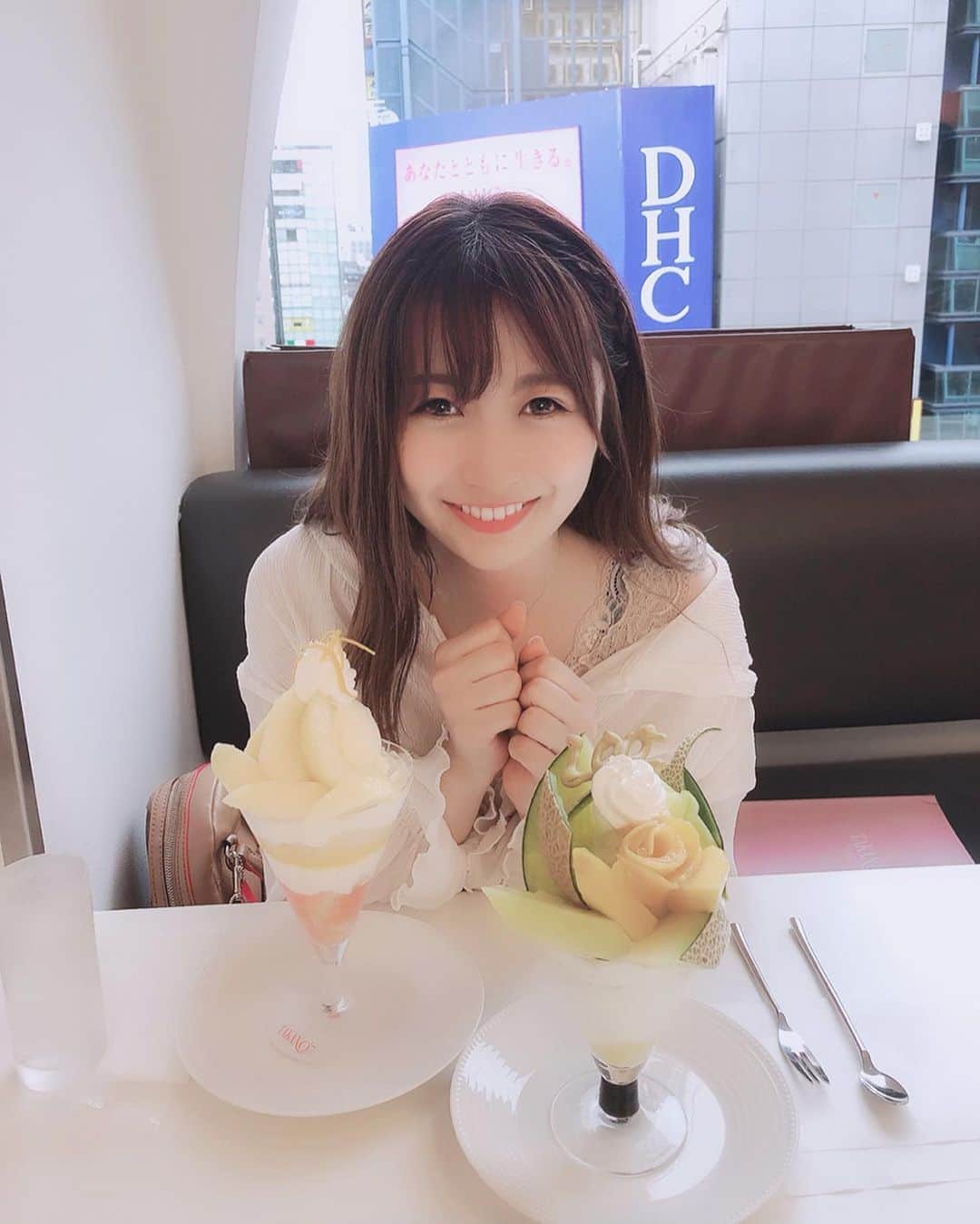 新矢皐月さんのインスタグラム写真 - (新矢皐月Instagram)「♡ ♡ ---------------------------- 📸TAKANOフルーツパーラー ---------------------------- . . 新宿高野でマスクメロンを販売して100周年ということで 100周年記念の期間限定 ６月.マスクメロン&国産マンゴー を食べてきましたーー！！！ . . シャーベットとソフトクリームもはいっていておいしかったです💖 . ハート型のメロンも🍈 .  メロンはちょっとまだ固かったかな？ マンゴーはすこし酸っぱかったところも.. . なのでこの投稿見てから食べに行ったら ちょうどいいかもしれません☺️笑 . . #高野フルーツパーラー #新宿高野本店  #マスクメロン #takanofruitparlour  #タカノフルーツパーラー新宿本店  #takano #100周年記念 #期間限定  #新宿 #新宿カフェ  #followme #followmeto #follow4followback #フルーツ #japan #japanesegirl #tokyocafe」6月18日 21時26分 - araya_satsuki
