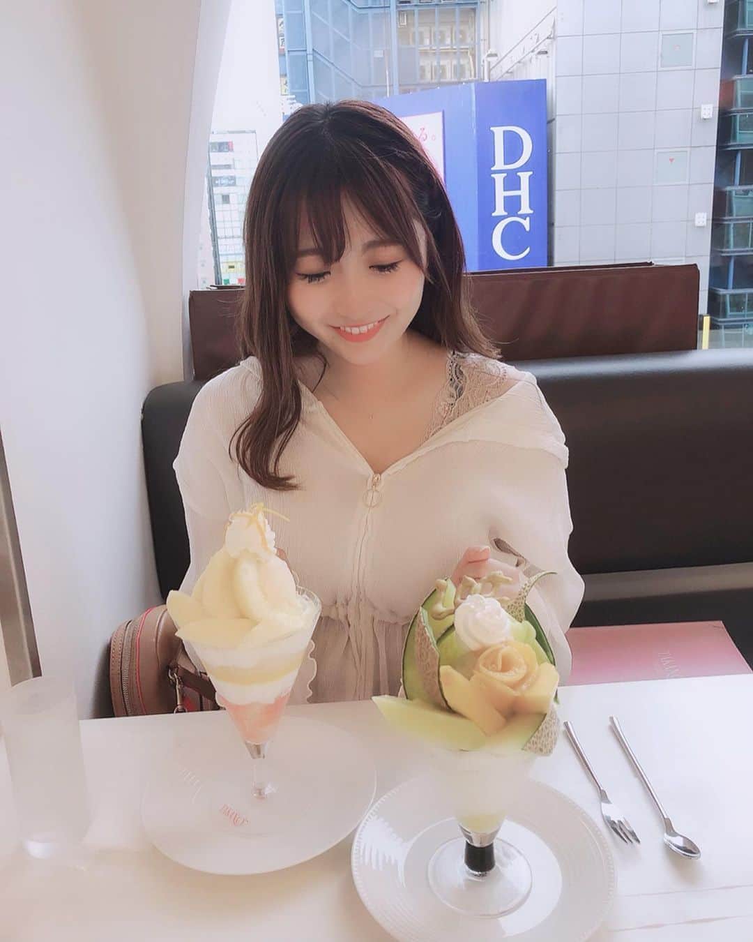 新矢皐月さんのインスタグラム写真 - (新矢皐月Instagram)「♡ ♡ ---------------------------- 📸TAKANOフルーツパーラー ---------------------------- . . 新宿高野でマスクメロンを販売して100周年ということで 100周年記念の期間限定 ６月.マスクメロン&国産マンゴー を食べてきましたーー！！！ . . シャーベットとソフトクリームもはいっていておいしかったです💖 . ハート型のメロンも🍈 .  メロンはちょっとまだ固かったかな？ マンゴーはすこし酸っぱかったところも.. . なのでこの投稿見てから食べに行ったら ちょうどいいかもしれません☺️笑 . . #高野フルーツパーラー #新宿高野本店  #マスクメロン #takanofruitparlour  #タカノフルーツパーラー新宿本店  #takano #100周年記念 #期間限定  #新宿 #新宿カフェ  #followme #followmeto #follow4followback #フルーツ #japan #japanesegirl #tokyocafe」6月18日 21時26分 - araya_satsuki