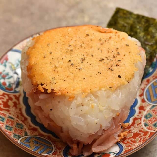 東京カレンダーさんのインスタグラム写真 - (東京カレンダーInstagram)「おにぎりに生ハム、チーズ、ブラックペッパー、さらにパルミジャーノチーズをかけて焼き上げる「パルマ風焼きおにぎり」。香ばしいチーズに、生ハム、そしておにぎりという絶妙な組み合わせが堪らなく美味しくクセになる。ブラックペッパーもいい仕事ぶりだ。 #東京カレンダー #東カレ #tokyocalendar #代々木上原 #まるしゑ #パルマ風焼きおにぎり」6月18日 21時19分 - tokyocalendar