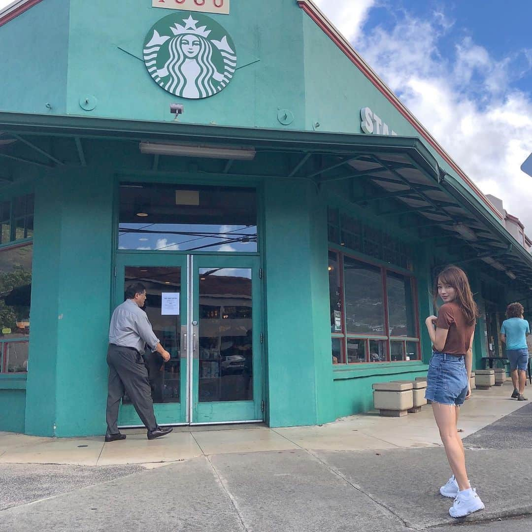 HISANAさんのインスタグラム写真 - (HISANAInstagram)「かわいい緑のスタバ☕️🍀 ブルーノマーズ通ってたみたい🤭 . . #starbucks #hawaii」6月18日 21時22分 - hisana22