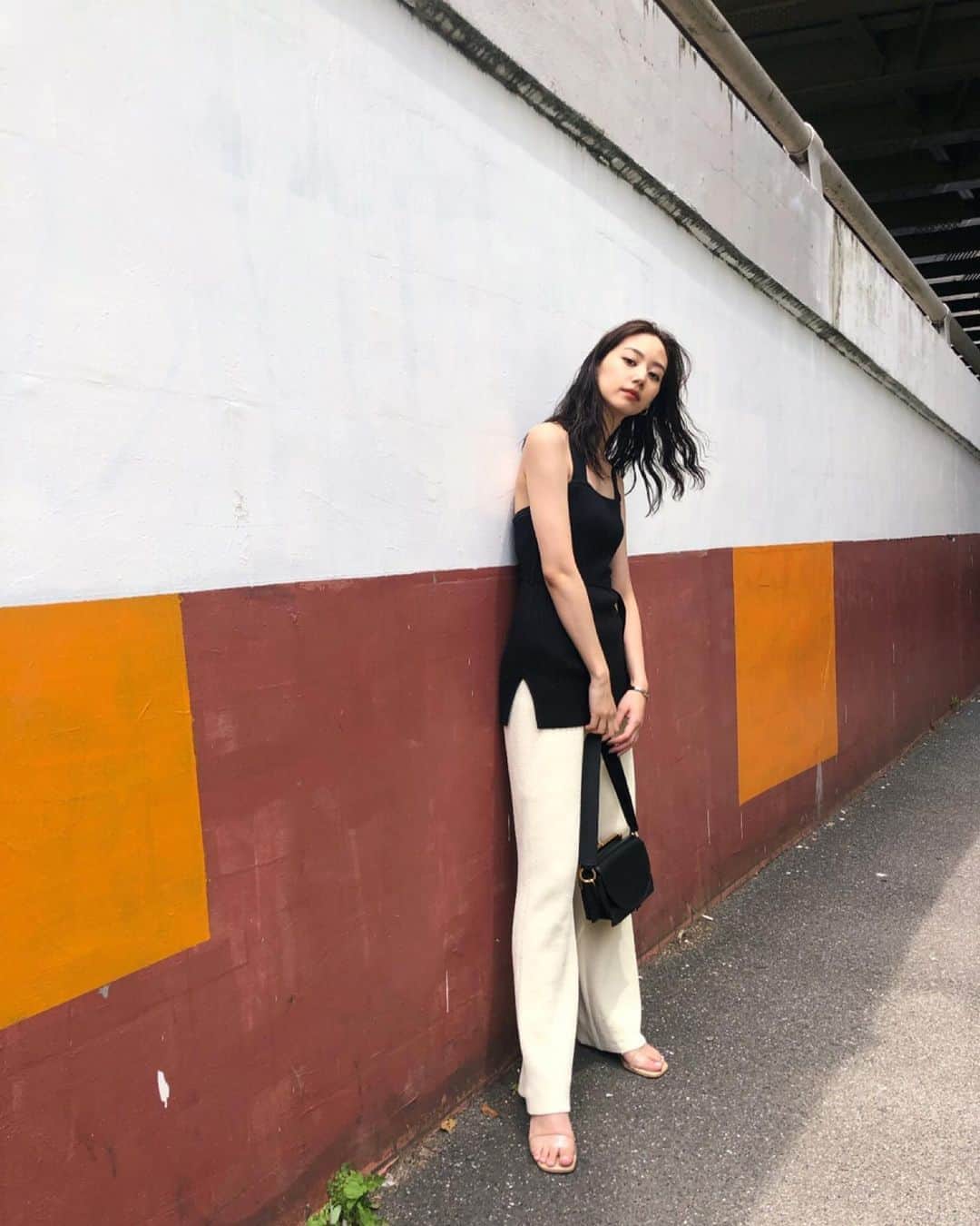 Shiho Sasakiのインスタグラム：「梅雨時期の束の間の晴れ☀️ 長めの着丈が可愛いニットタンクは ベルト付きなのでウエストもすっきりみせてくれるよ💎 安定のモノトーンコーデの今日でした🐼 #MOUSSY#MOUSSYSNAP」