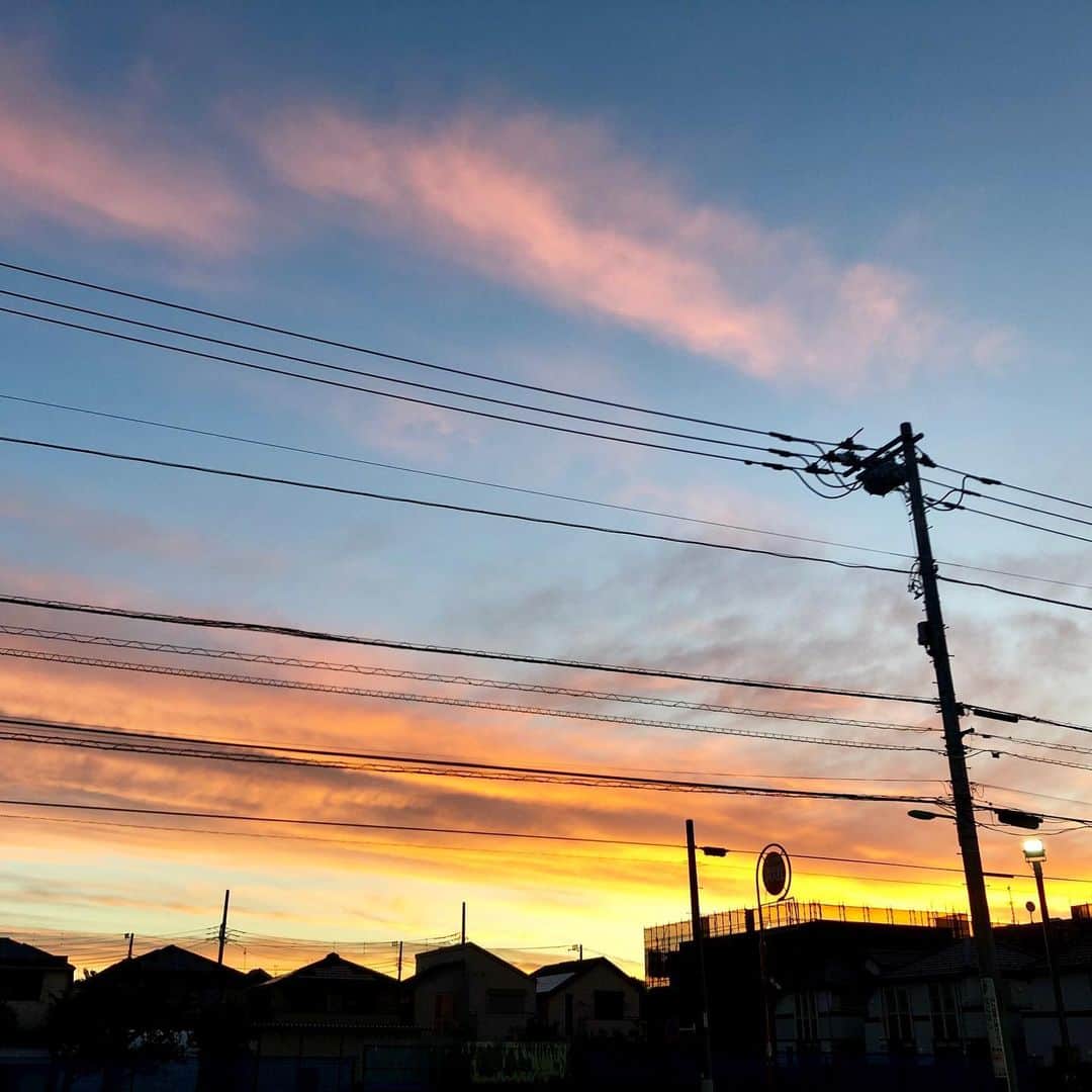 Kensho Onukiさんのインスタグラム写真 - (Kensho OnukiInstagram)「朝焼けがキレイだったなあ、と。コンビニの前見上げた空が明るくなって。東京の日の出は4時半くらいかな？#朝焼けがきれいだな #チャリ散歩 #ドラキュラ生活」6月18日 21時25分 - kensho_onuki