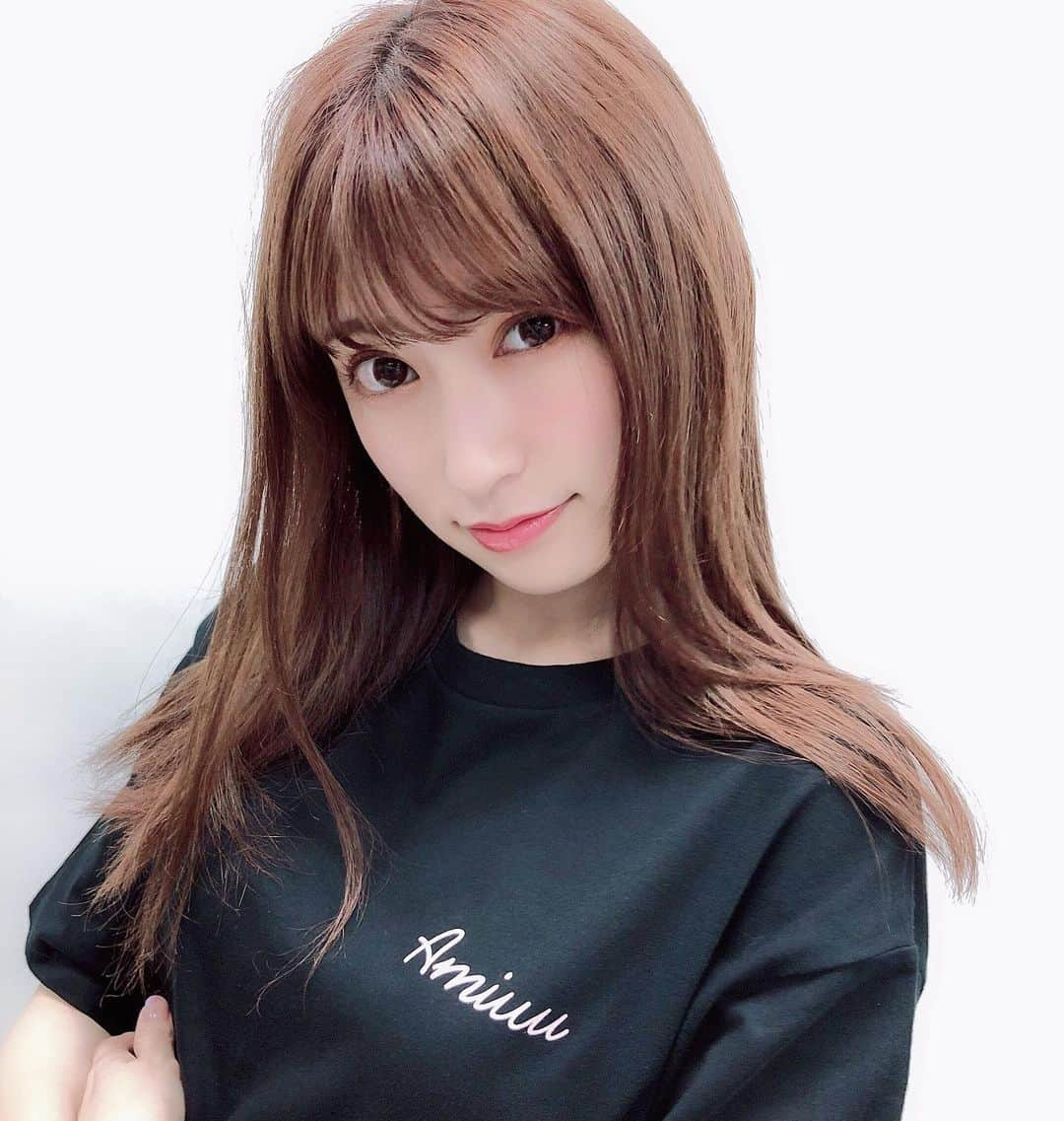 吉田朱里さんのインスタグラム写真 - (吉田朱里Instagram)「こちらも新作Tシャツ❤️❤️ . デザインはシンプルだけど 形と生地にこだわったよ🥰 . #あみゅこーで ＃amiuuwink」6月18日 21時27分 - _yoshida_akari