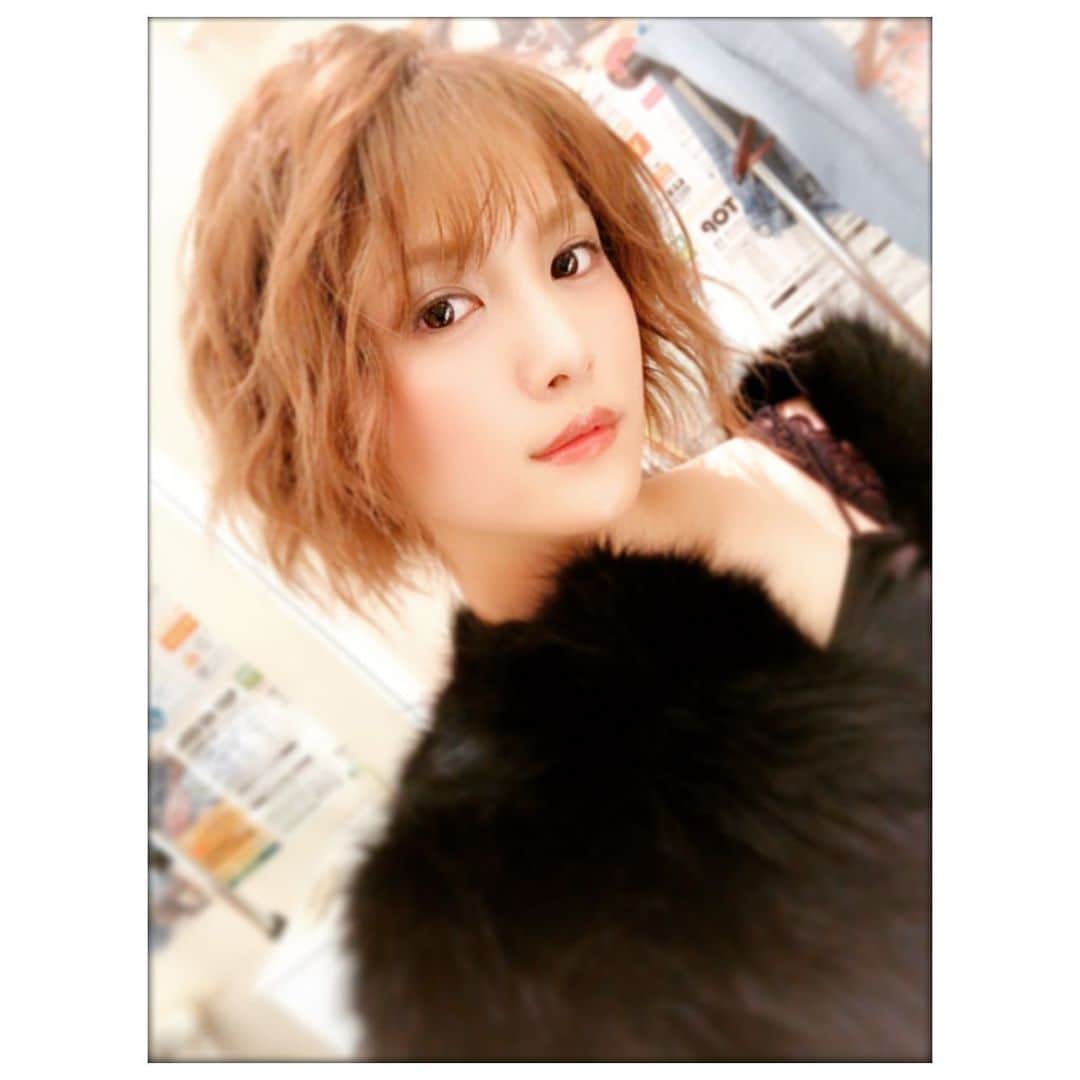 美沙玲奈のインスタグラム：「完璧に色落ちして髪がバリ明るい( * ॑˘ ॑* )  hair＆make→ @kabukiryota」