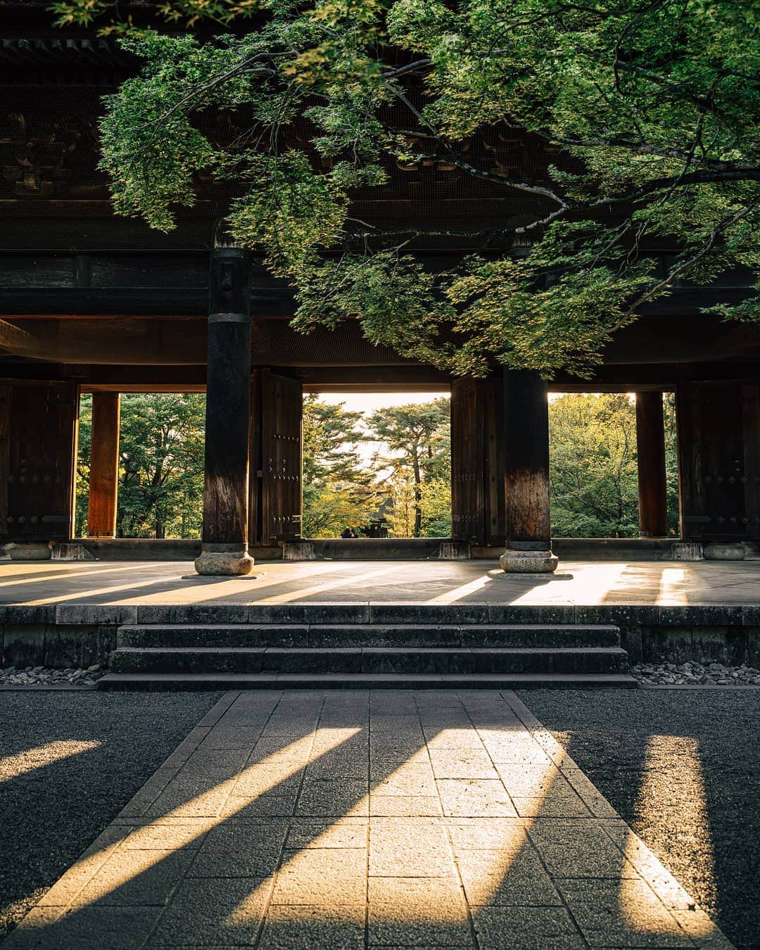 京都いいとこフォトさんのインスタグラム写真 - (京都いいとこフォトInstagram)「. 夕時に訪れた南禅寺。 三門からすうっと夕陽が差し込む 神秘的な光景でした。 . Nanzenji Temple visited in the evening. A sunset from the Sanmon gate  It was a mysterious sight. . Date : 2019.6.16 Location :#南禅寺 #Nanzenji Photo : @hino0117 .」6月18日 21時37分 - kyoto_iitoko