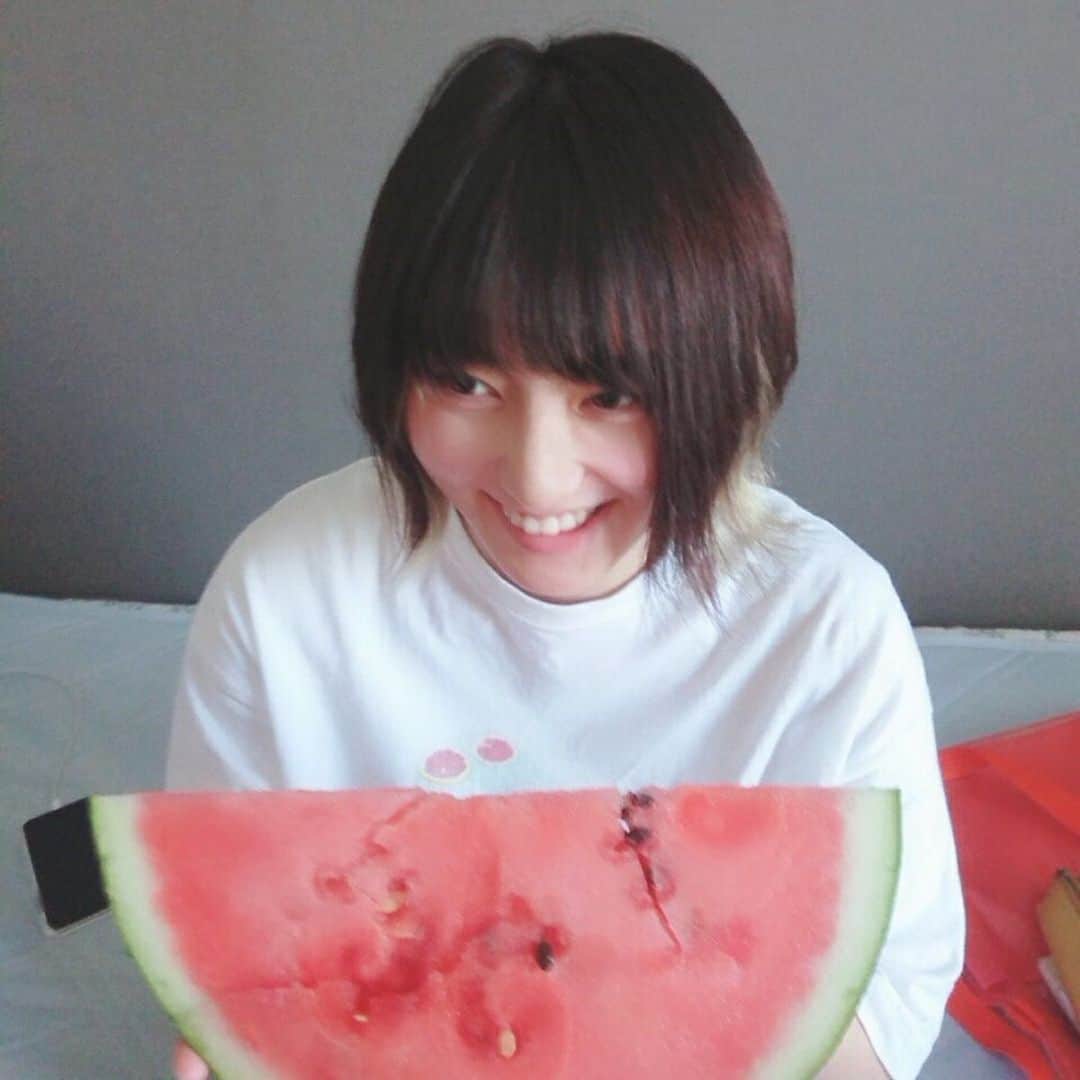 塩見珠希さんのインスタグラム写真 - (塩見珠希Instagram)「持つべきものはスイカが実家から送られてくる友達🍉 ・ 先週階段から落ちてできた膝のたんこぶは、見事な青あざに変わりました😇 ・ #夏 #すいか #八街西瓜 #summer  #watermelon #japan #japanese #yokohama」6月18日 21時38分 - _shiomi6