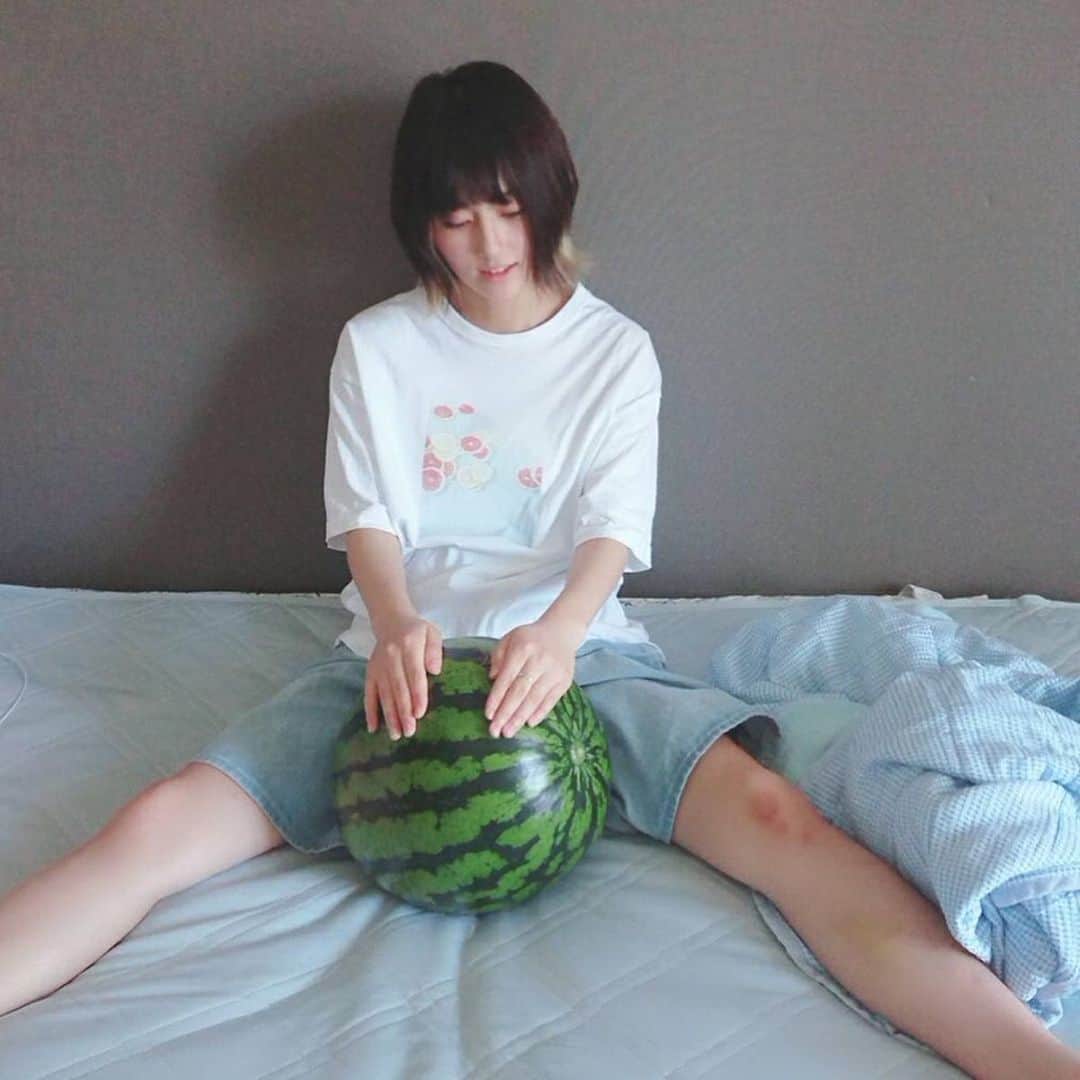 塩見珠希さんのインスタグラム写真 - (塩見珠希Instagram)「持つべきものはスイカが実家から送られてくる友達🍉 ・ 先週階段から落ちてできた膝のたんこぶは、見事な青あざに変わりました😇 ・ #夏 #すいか #八街西瓜 #summer  #watermelon #japan #japanese #yokohama」6月18日 21時38分 - _shiomi6