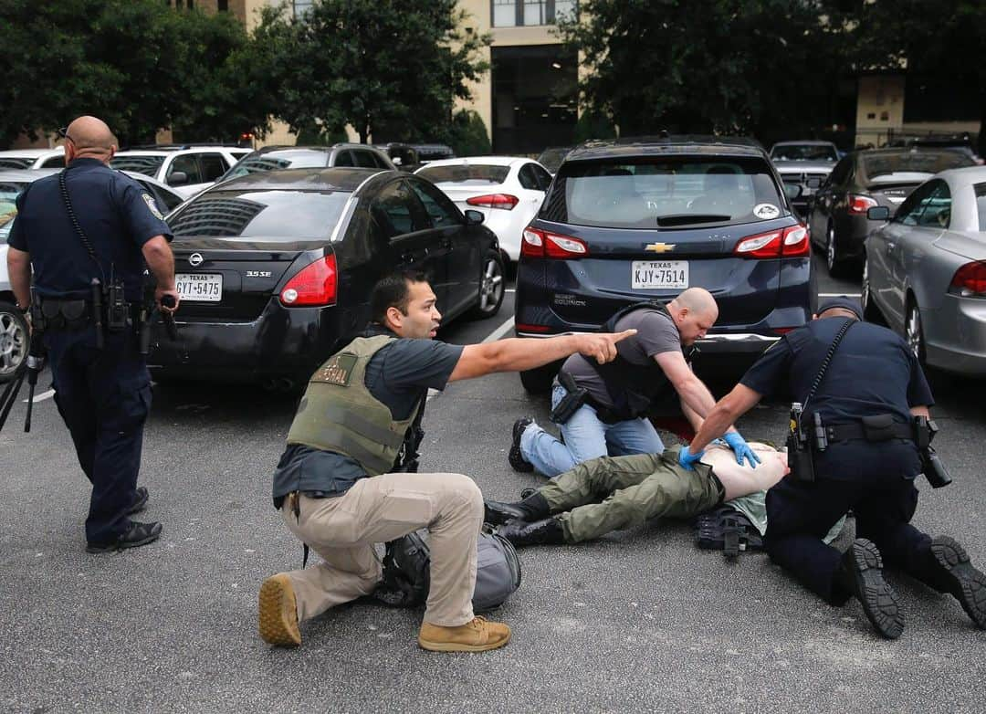 TIME Magazineさんのインスタグラム写真 - (TIME MagazineInstagram)「A heavily armed, masked gunman opened fire at a federal courthouse in downtown #Dallas on June 17. The shooter, identified as a 22-year-old, was fatally shot in an “exchange of gunfire” with federal officers, according to the city's police department. Veteran @dallasnews photographer Tom Fox, who was at the scene for a routine assignment, captured intense images as the shooting unfolded. “I squeezed off a few frames as he picked something up—a clip, I think—and then I turned and ran,” he recalled in an account to his newspaper. Fox hid behind a column and “just kept thinking, 'He's going to look at me around that corner and he's going to shoot.” In these photographs: a security guard and a civilian run for cover as bullets ricochet off the building as a shooter (far background, left) fires towards them; federal employees take cover behind a car in a parking lot; security officers, left, and a member of the U.S. Marshals Service, right, head towards the downed gunman; and the shooter is tended to in a parking lot. No officers or citizens were reported injured. Read more at the link in bio. Photographs by Tom Fox (@weatherfox)—@dallasnews/@apnews」6月18日 21時38分 - time