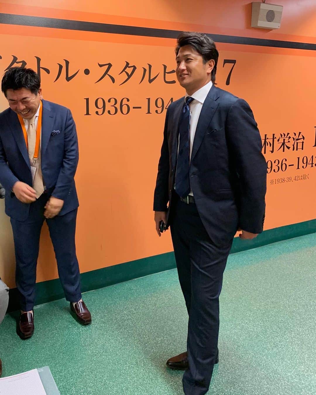 高橋由伸のインスタグラム：「試合前にお洒落なポケットチーフのたたみ方を教わりました。」