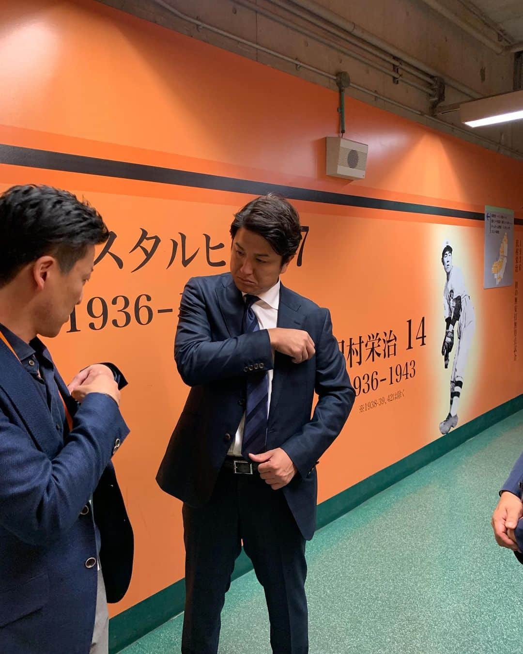 高橋由伸さんのインスタグラム写真 - (高橋由伸Instagram)「試合前にお洒落なポケットチーフのたたみ方を教わりました。」6月18日 21時39分 - yoshinobu24_official
