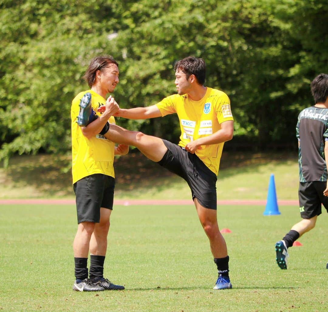 栃木SCさんのインスタグラム写真 - (栃木SCInstagram)「． ＼ #TRAINING ⚽️ 2019.06.18 ／ 📷 トレーニングの合間のストレッチ🙌 チンさん＆秀賀ペア！ ． #栃木SC #tochigisc #jleague #Jリーグ #jリーグ好きな人と繋がりたい #広報カメラ #宇都宮市 #河内総合運動公園 #⚽️ #寺田紳一 #荒井秀賀 #宇都宮 #instalike #instadaily #photo #follow #fight #サッカー」6月18日 21時39分 - tochigisc_official