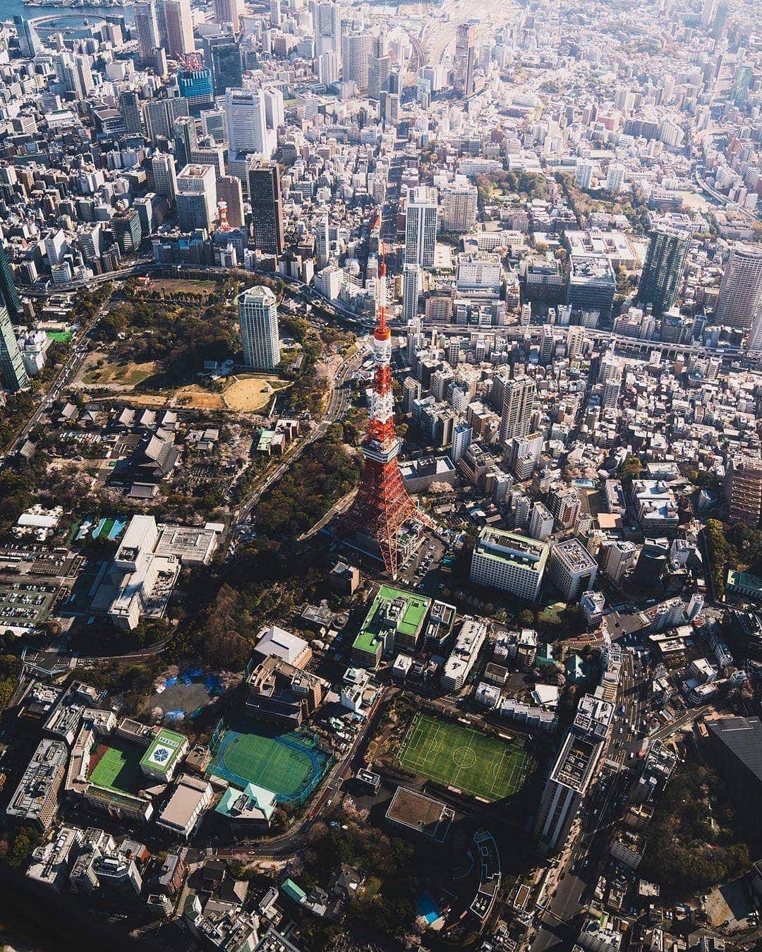 BEAUTIFUL DESTINATIONSさんのインスタグラム写真 - (BEAUTIFUL DESTINATIONSInstagram)「View from above of the second tallest structure in Japan, the #TokyoTower. Can you spot the #hypecourts? (📷: @ryanmillier 📍Tokyo, Japan)」6月18日 21時42分 - beautifuldestinations