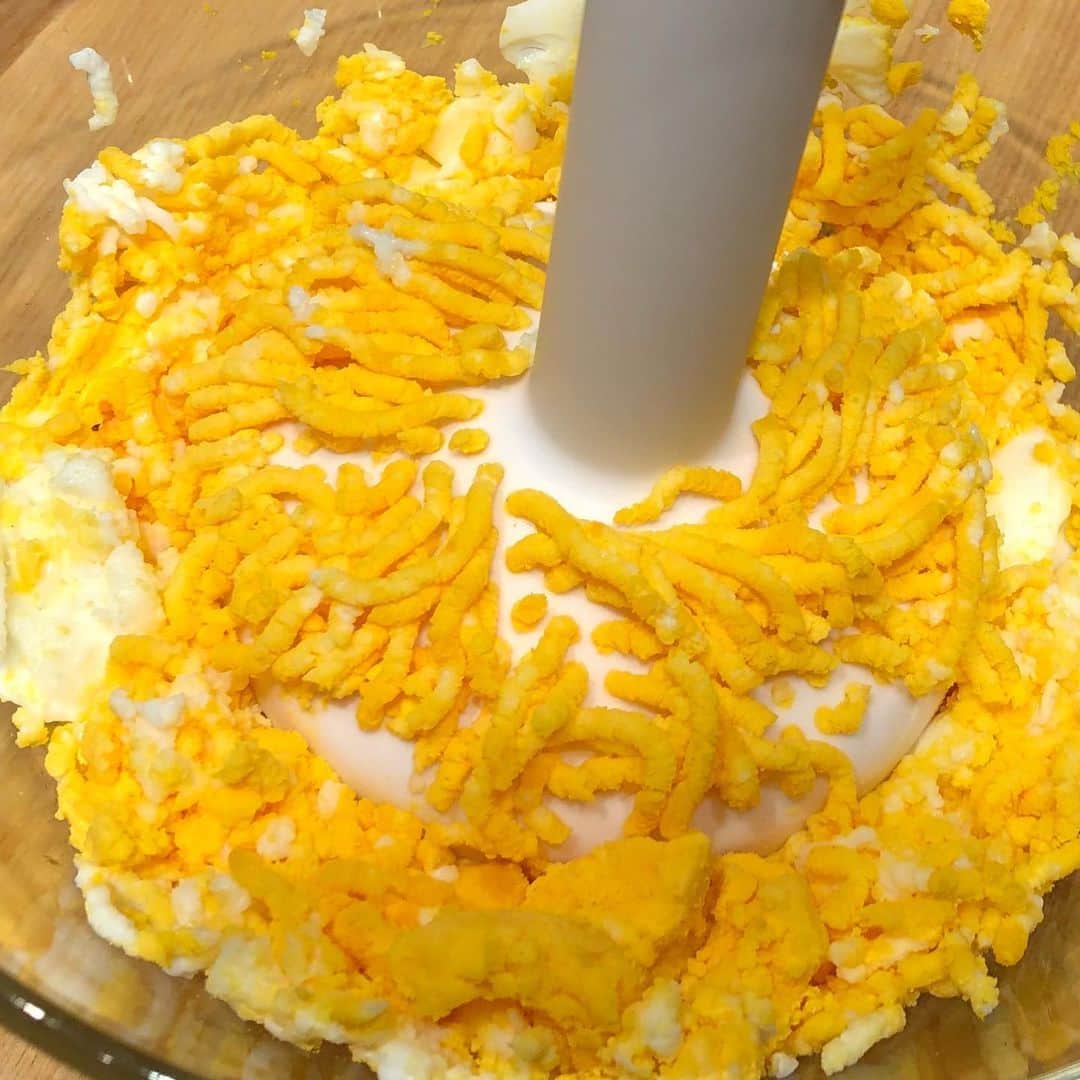 Cuisinart(クイジナート)ジャパン公式アカウントさんのインスタグラム写真 - (Cuisinart(クイジナート)ジャパン公式アカウントInstagram)「この画像、実はゆで卵です😆 . ゆで卵を潰して、パンに挟んでタマゴサンドにしたりしますよね😉 それを作ってるところなんです❣️ . 2枚目は、ジャガイモ🥔 ジャガイモを潰して #ポテトサラダ にしたりしますよね😉 その作業しています❣️ . 3枚目と4枚目は、 これらの作業をしてくれてる道具。 #マッシャー です❣️ . こちらは、 クイジナートから登場した、 #ハンドブレンダーの新製品 👍👍👍 . 大人気の #スリムアンドライトマルチハンドブレンダー に、待望のアタッチメントが仲間入りです❣️ . 詳しくは、クイジナートHPをご覧ください❣️ . . クイジナートHPは、プロフィール画面のURLからお進みいただけます！ . . Enjoy Cuisinart❣️ . . . . . #クイジナート #クイジナートハンドブレンダー  #クイジナートのハンドブレンダー欲しい  #新製品 #クイジナート新製品 #クイジナートlove  #クイジナート大活躍 #子供もだいすき  #新感覚 #マッシュ #マッシャー #これは #驚き #調理家電 #家電 #Cuisinart #Cuisinartjapan #handblender #happy  #egg #potato」6月18日 21時52分 - cuisine_art