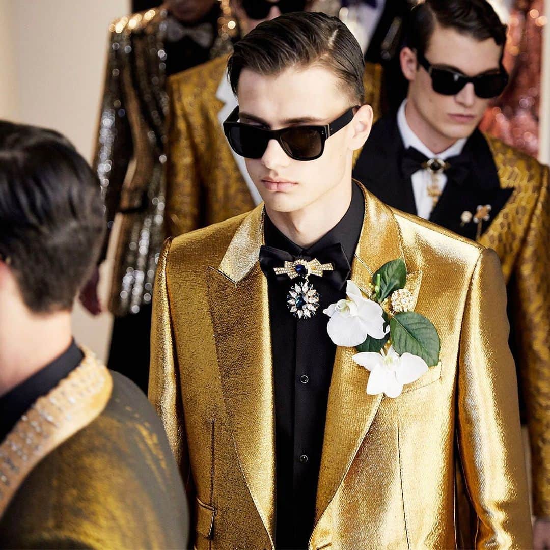 ドルチェ&ガッバーナさんのインスタグラム写真 - (ドルチェ&ガッバーナInstagram)「A detailed look at the flowers that decorate the boutonniere of this gold blazer and the bejewelled decorations of the bow tie. Taken backstage before the #DGSARTORIA Men's Fashion Show.  #DGMenSS20 #DGFattoAMano #DolceGabbana #DGEyewear」6月18日 21時52分 - dolcegabbana