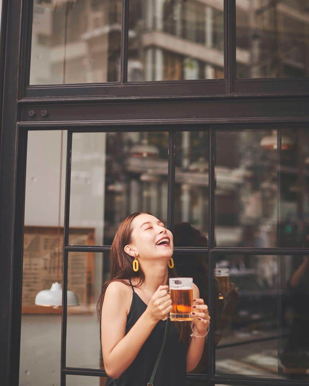 丹羽仁希さんのインスタグラム写真 - (丹羽仁希Instagram)「. 撮影で使ったビールもしっかり飲みます😋🍺笑 . #カメラマンさんの隠し撮り #年間360日は飲んでるなぁ #辞められぬ …」6月18日 21時45分 - __niki22