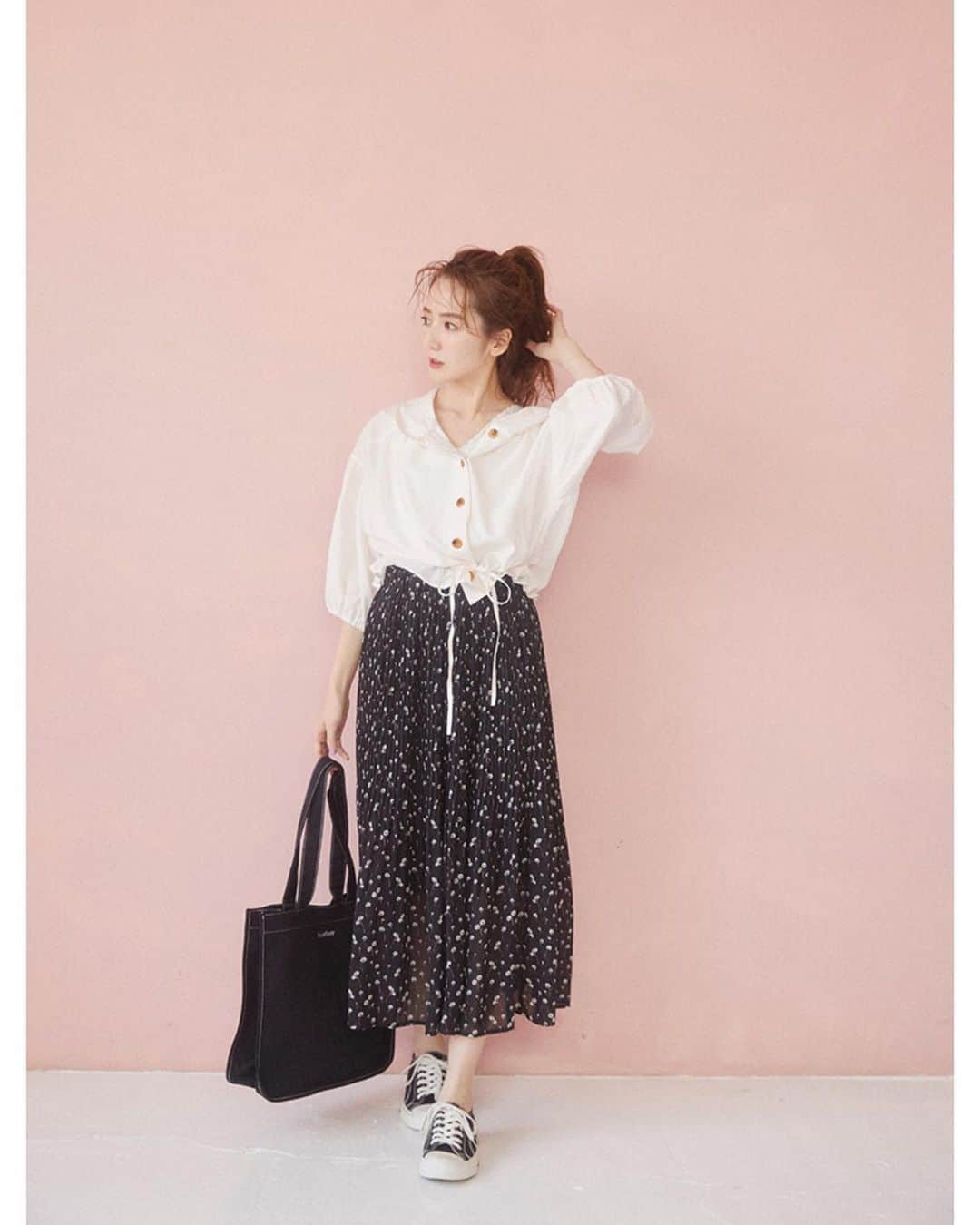 平木愛美さんのインスタグラム写真 - (平木愛美Instagram)「heather diary 🧡 にて、第一弾の記事が更新されました！  半袖のボリュームフーディーを着たよ♡ カラーによってコーデのかんじも違ったり、バッグの中身など応えたインタビューも記事にしていただいたりしてあるので、 ぜひチェックしてみてください🌼  #heather #heatherdiary」6月18日 21時46分 - manamihiraki