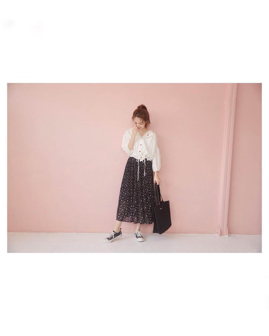 平木愛美さんのインスタグラム写真 - (平木愛美Instagram)「heather diary 🧡 にて、第一弾の記事が更新されました！  半袖のボリュームフーディーを着たよ♡ カラーによってコーデのかんじも違ったり、バッグの中身など応えたインタビューも記事にしていただいたりしてあるので、 ぜひチェックしてみてください🌼  #heather #heatherdiary」6月18日 21時46分 - manamihiraki