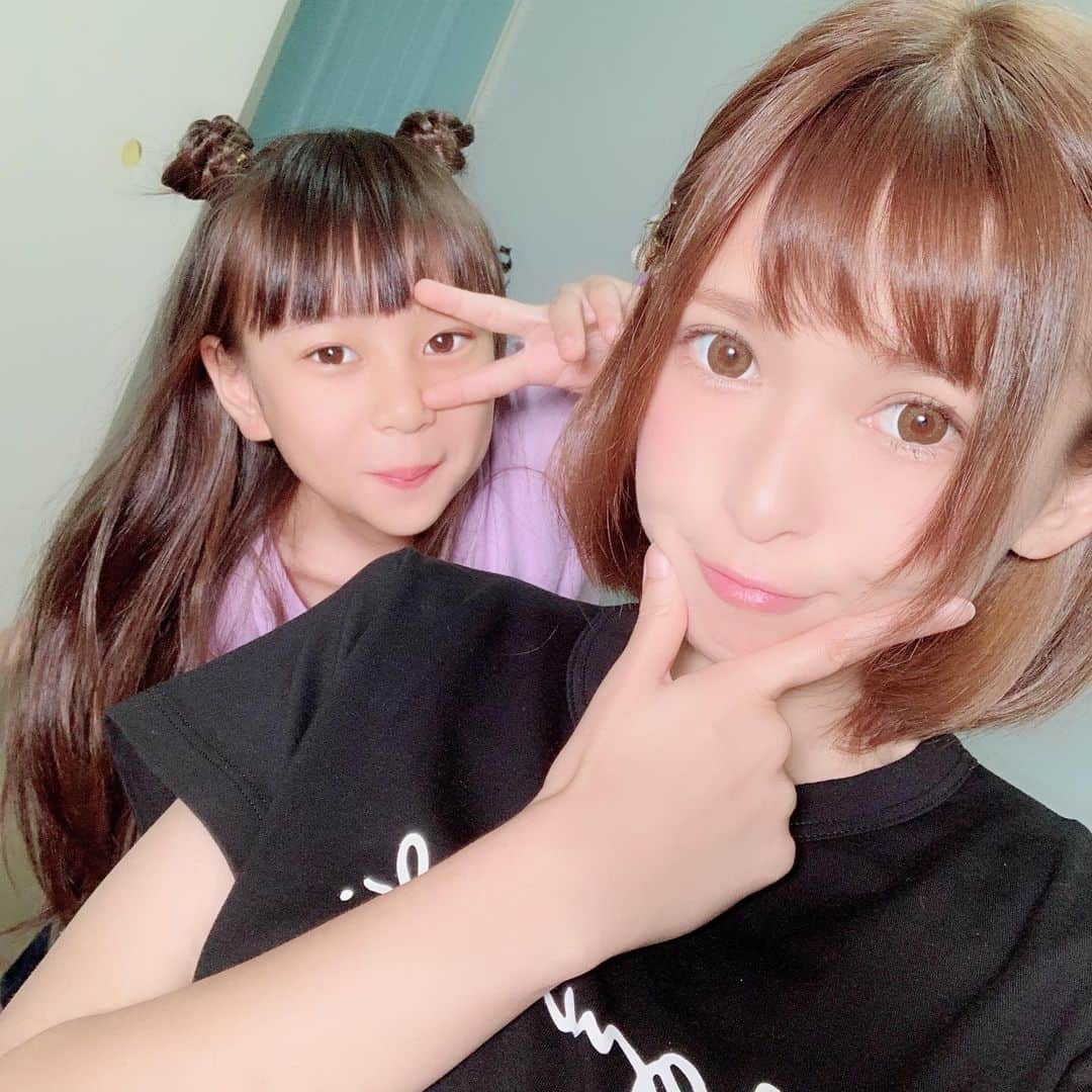 町田亜里香さんのインスタグラム写真 - (町田亜里香Instagram)「髪切りました✂️ 数年ぶりのボブ🥺💠 娘は前髪のみカット✂️ 娘の髪型自分でやったの凄い器用。 まだ10歳だよ👻❤️ . ボブにしたのはいいが、 朝なかなかやばいよんっ🤙 . . . #ヘアチェンジ #ヘアカット  #髪型 #髪切りました #ボブ #髪切った  #ボブヘア #前髪 #ヘアアレンジ  #小学生 #娘 #10歳 #js5 #jsガール  #jsガールig部 #親子 #16歳差親子  #ママと娘 #ママ #夏仕様 #instalove」6月18日 21時46分 - ari_gram_111