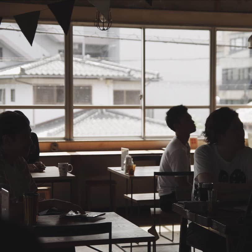 EIGHT DESIGNさんのインスタグラム写真 - (EIGHT DESIGNInstagram)「今日はリノベーションスクールのオープンキャンパスを社内向けに開催しました。 ニワケンが先生です。 デザイナーはもちろん、工事担当や本部スタッフも参加。 将来家を買うときにとても役に立ちます。 ニワケンはダイエットに成功してシュっとしました。 ーーー #eightdesign #エイトデザイン ##interior #lifestyle #家具 #インテリア  #ライフスタイル #renovation #リノベーション #鶴舞 #名古屋」6月18日 21時46分 - eightdesign