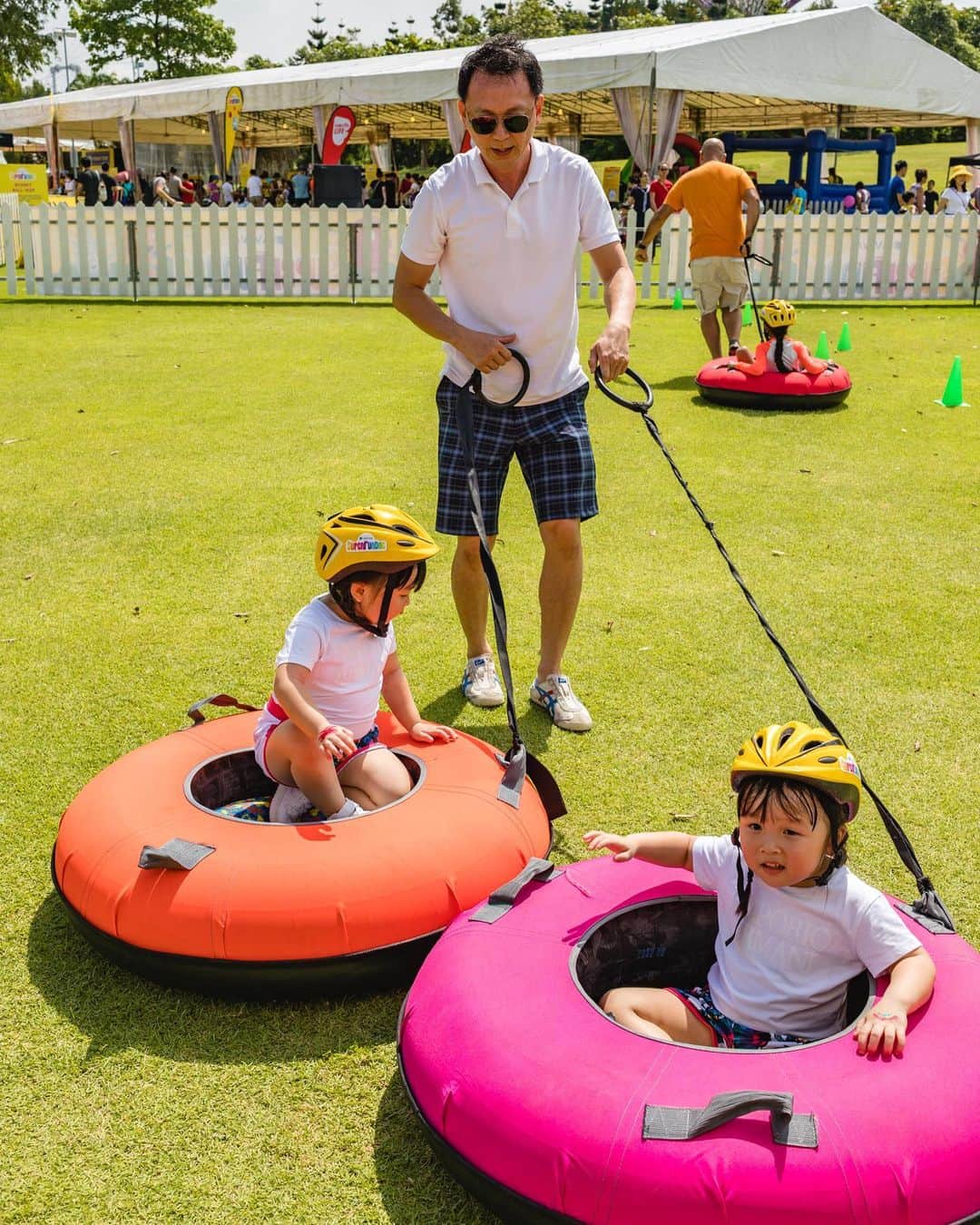 MOMOツインズさんのインスタグラム写真 - (MOMOツインズInstagram)「Lost the Donut Dash because lugging 2 is always a challenge, but kudos to Dad for being a good sport.  You have been great fun #AvivaSuperfundae, with well-thought outdoor activities that allowed us to bond and spend quality interactive time as a family, so crucial for the kids growing years!  The kiddos loved the giant bubble playground, mega candy cannon and were so intrigued with all the water play. We’ll be back for next year’s lineup!  #AvivaSingapore @superfundae_sg #playtogetherstaytogether #sp」6月18日 21時47分 - leialauren