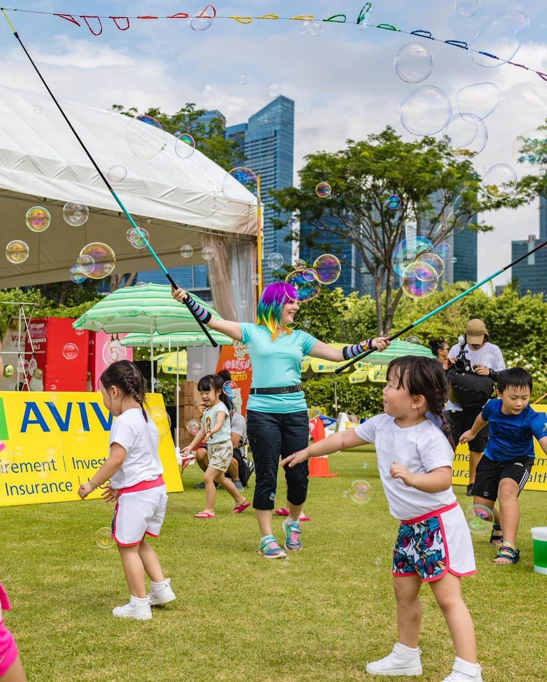 MOMOツインズさんのインスタグラム写真 - (MOMOツインズInstagram)「Lost the Donut Dash because lugging 2 is always a challenge, but kudos to Dad for being a good sport.  You have been great fun #AvivaSuperfundae, with well-thought outdoor activities that allowed us to bond and spend quality interactive time as a family, so crucial for the kids growing years!  The kiddos loved the giant bubble playground, mega candy cannon and were so intrigued with all the water play. We’ll be back for next year’s lineup!  #AvivaSingapore @superfundae_sg #playtogetherstaytogether #sp」6月18日 21時47分 - leialauren