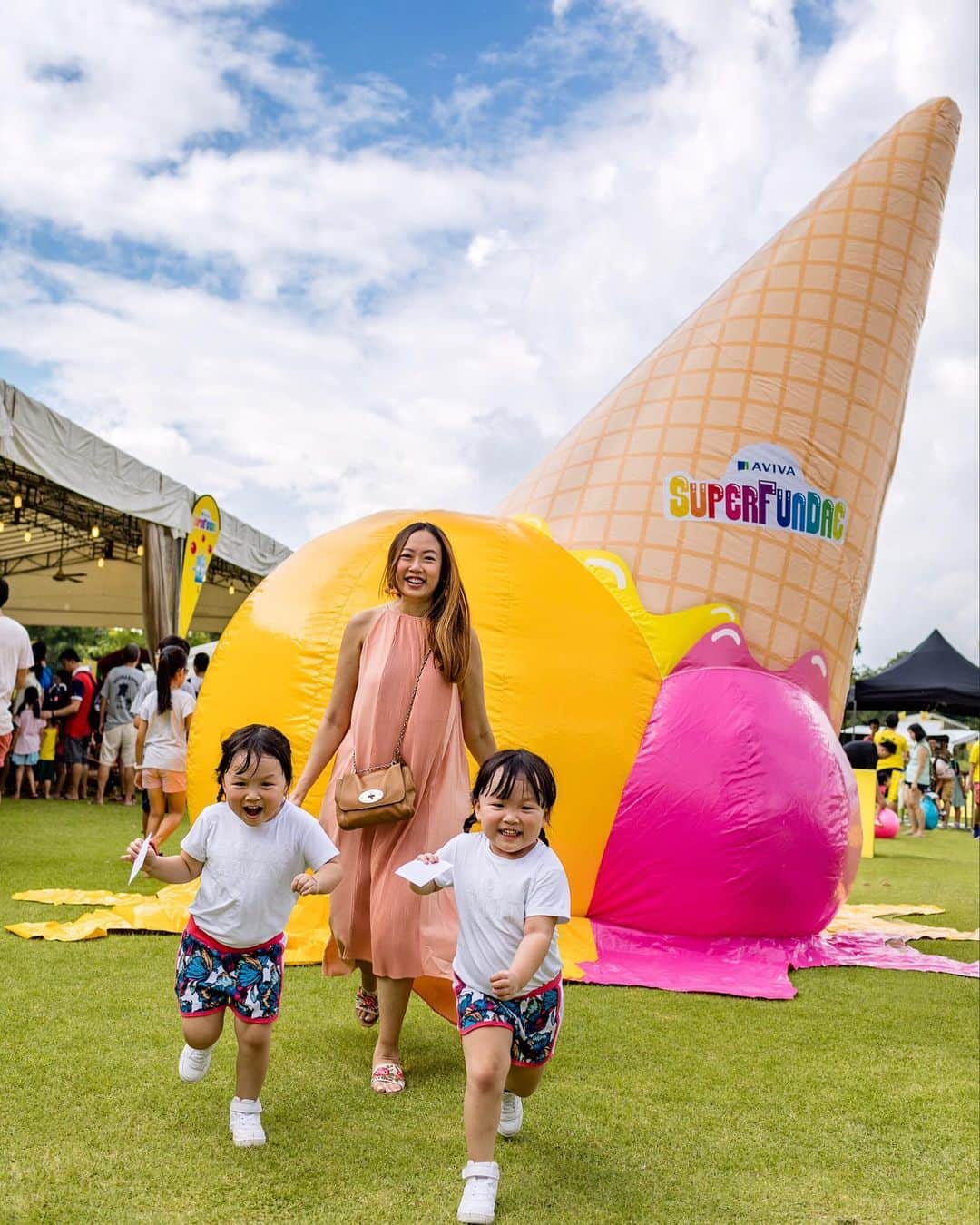 MOMOツインズさんのインスタグラム写真 - (MOMOツインズInstagram)「Lost the Donut Dash because lugging 2 is always a challenge, but kudos to Dad for being a good sport.  You have been great fun #AvivaSuperfundae, with well-thought outdoor activities that allowed us to bond and spend quality interactive time as a family, so crucial for the kids growing years!  The kiddos loved the giant bubble playground, mega candy cannon and were so intrigued with all the water play. We’ll be back for next year’s lineup!  #AvivaSingapore @superfundae_sg #playtogetherstaytogether #sp」6月18日 21時47分 - leialauren