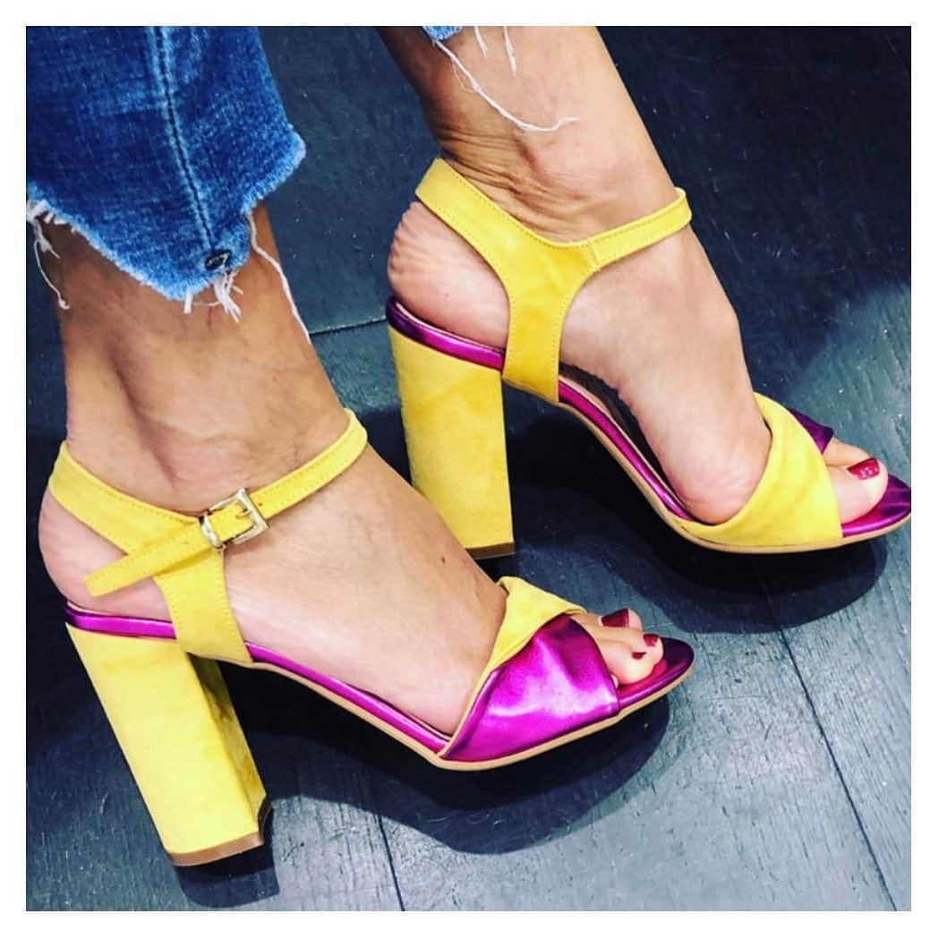 イズロさんのインスタグラム写真 - (イズロInstagram)「#islo #isloisabellalorusso #isloshoes #isabellalorusso #shoes #sandals #sandali #suede #lemon #laminato #fucsia #giallo #heels #highheels #tacchi #tacchialti #denim #shop #rivenditore #rivenditoreautirizzato #sassuolo #fashion #style #glam #shoppingonline #shoponline #madeinitaly #charme #staytuned」6月18日 21時50分 - islo_isabellalorusso