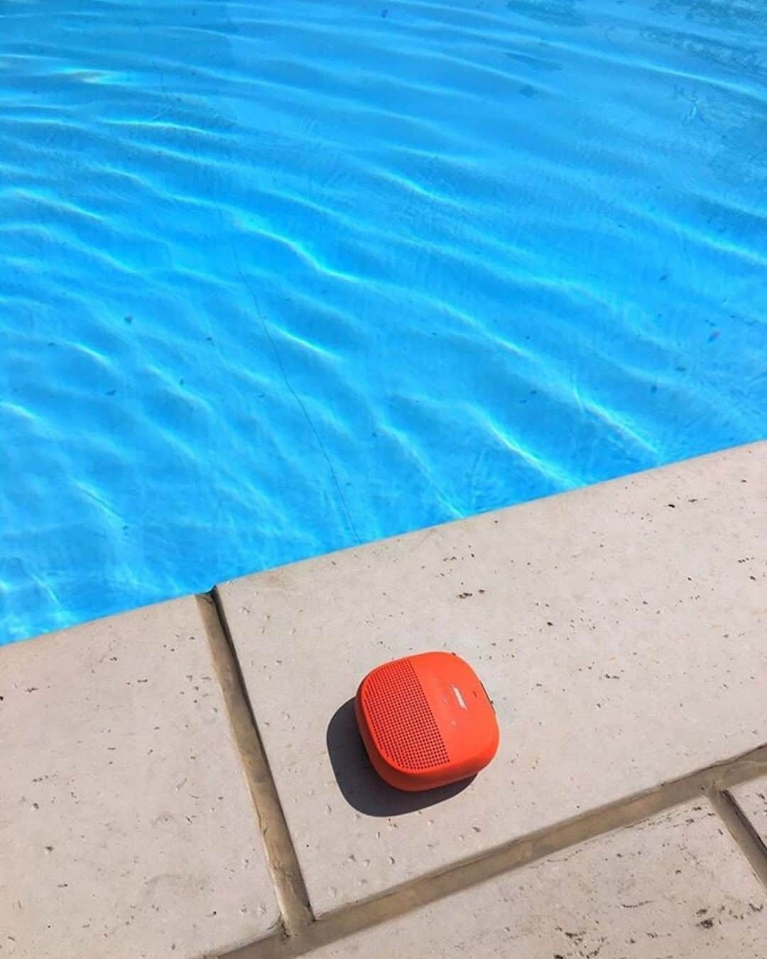 BOSEさんのインスタグラム写真 - (BOSEInstagram)「Summer jams, poolside. 😎 #Mood #SoundLink Micro ​ . Thanks for the picture, @vasmoney. Share yours using #MyBose for a chance to be featured!​」6月18日 22時00分 - bose