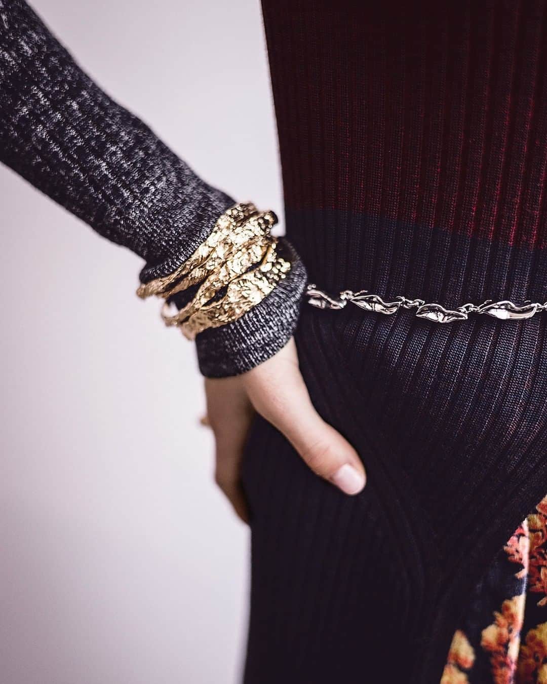 Chloéさんのインスタグラム写真 - (ChloéInstagram)「Throughout the #chloeFALL19 collection, Anouck bracelets are layered atop knits, adding an element of artisanal shine  New looks and accessories now available in boutique and on chloe.com  #chloeGIRLS」6月18日 22時01分 - chloe