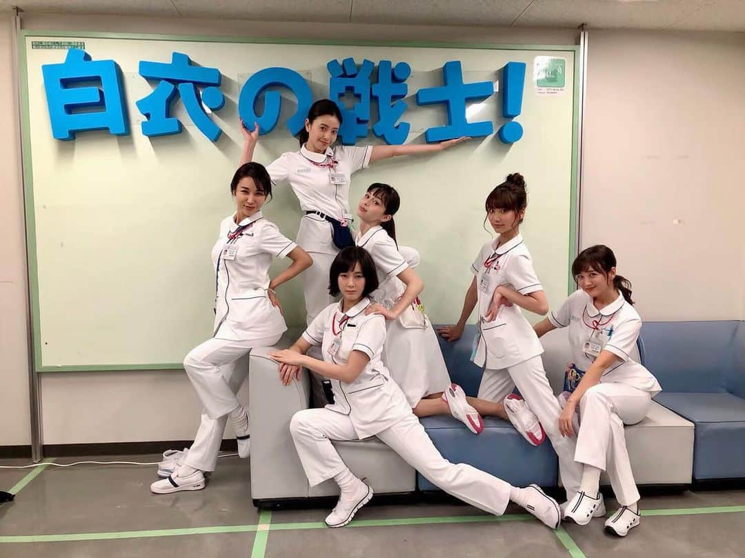 日本テレビ　ドラマ「白衣の戦士！」のインスタグラム：「‪🏥#白衣の戦士！🚑‬ 最終話まで、#あと24時間‼️ この写真は、第1話の撮影中に撮りました✨オフショットをお願いすると、自らソファを動かしてカメラのアングルまで気にしてくださった皆さん😭 #思い出の1枚 #ナイスポーズでーす笑👏 #中条あやみ #水川あさみ #片瀬那奈 #鈴木紗理奈 #小松彩夏 #山﨑萌香」