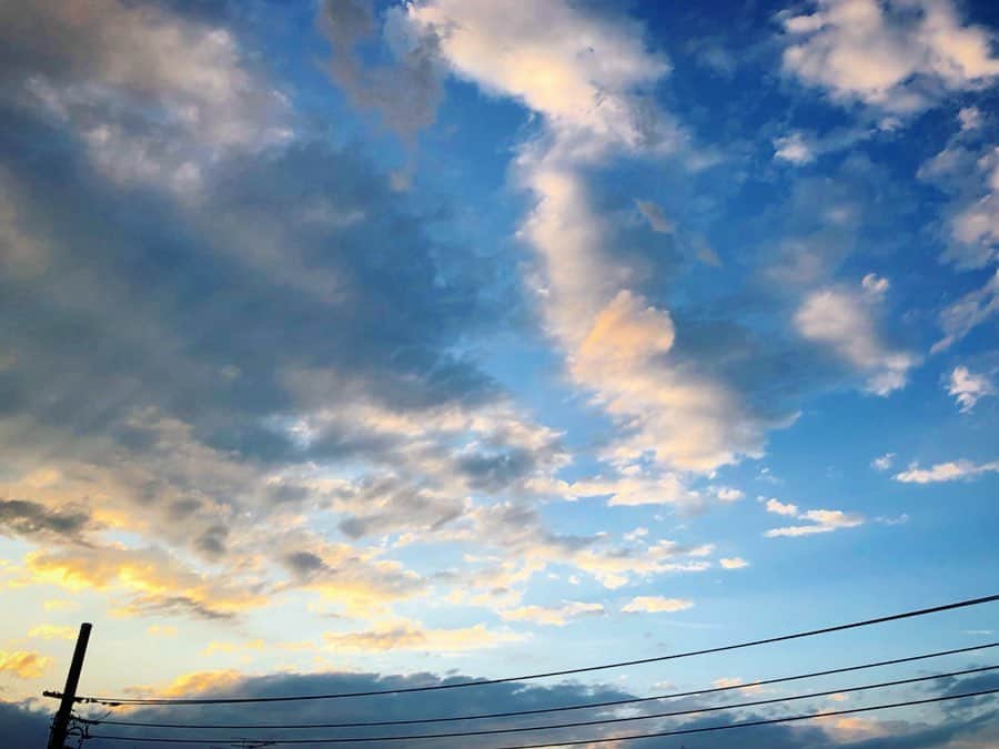 三倉佳奈さんのインスタグラム写真 - (三倉佳奈Instagram)「夕景からの満月。 昨日がストロベリームーンだったそうな！🍓 今日もオレンジでちょっとピンクで大きいまん丸お月様が見えました。 日本のどこでも世界でも同じ月を見られるってすごいね☺︎ . . #sunset #strawberrymoon #の次の日の月🌕 #写真ではほぼ点…笑」6月18日 21時55分 - kana_mikura0223