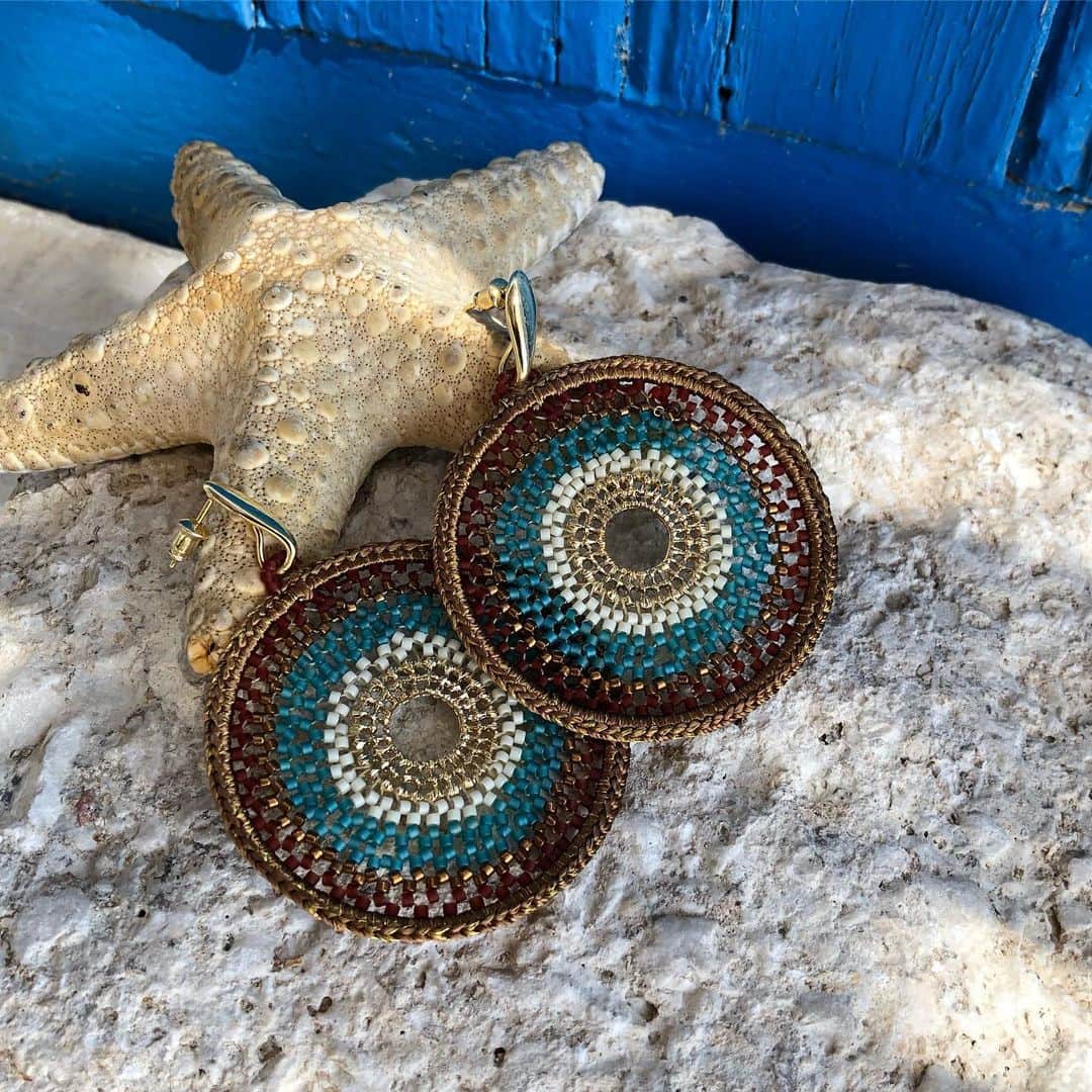 アズニさんのインスタグラム写真 - (アズニInstagram)「Are you festival ready? An Azuni best seller, our ‘Nova’ Crochet Mandala Earrings are inspired by the radiant power of the rising sun - a significant pillar of aztec worship. Expertly handcrafted from silk thread and Japanese Miyuki beads, 'Nova' presents a contemporary take on an ancient craftsmanship. Take me to Glastonbury now!  Shop: 👉https://azuni.co.uk/nova-crochet-mandala-earrings」6月18日 21時56分 - azunilondon
