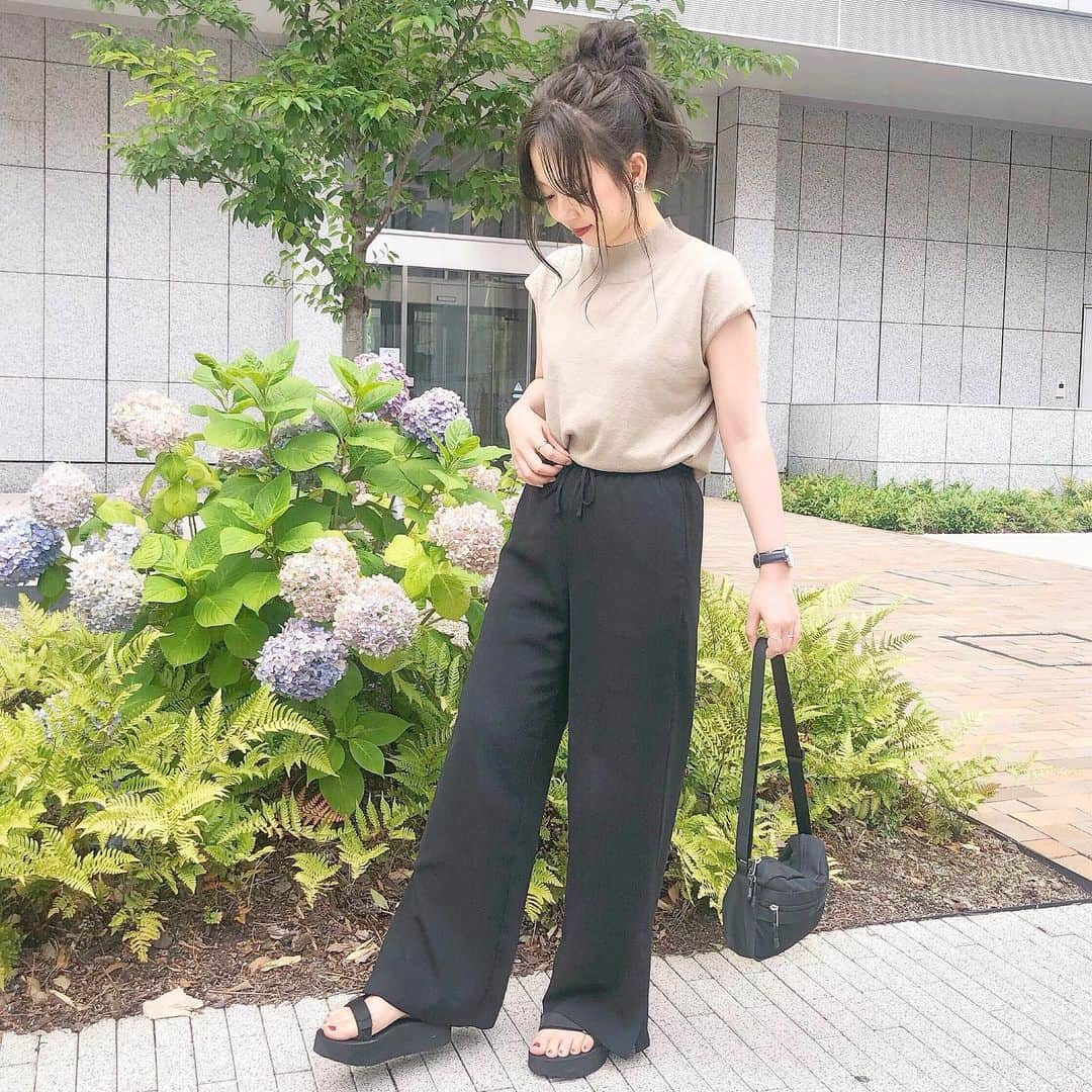 haruさんのインスタグラム写真 - (haruInstagram)「ㅤㅤㅤㅤㅤㅤㅤㅤㅤㅤㅤㅤㅤ ㅤㅤㅤㅤㅤㅤㅤㅤㅤㅤㅤㅤㅤ ㅤㅤㅤㅤㅤㅤㅤㅤㅤㅤㅤㅤㅤ #ootd ㅤㅤㅤㅤㅤㅤㅤㅤㅤㅤㅤㅤㅤ キレイめカジュアルコーデ♥ ㅤㅤㅤㅤㅤㅤㅤㅤㅤㅤㅤㅤㅤ トップスは生地が柔くて着やすいし フレンチスリーブで二の腕カバーしてくれるのが嬉しい😂💕( 笑 ) ㅤㅤㅤㅤㅤㅤㅤㅤㅤㅤㅤㅤㅤ ボトムスもスタイルアップしてくれるので 本当にお気に入り(  ˊᵕˋ )♡ ㅤㅤㅤㅤㅤㅤㅤㅤㅤㅤㅤㅤㅤ ❤︎ tops : #titivate ❤︎ pants : #GU ❤︎ bag : #Lee ❤︎ shoes : #teva ㅤㅤㅤㅤㅤㅤㅤㅤㅤㅤㅤㅤㅤ ひなにカラーしてもらったら めちゃくちゃ良い色になってお気に入り🥺💓 光にあたったらめちゃくちゃ透明感✨ ひなありがとう( ⸝⸝⁼̴́⌄⁼̴̀⸝⸝)🌼 ㅤㅤㅤㅤㅤㅤㅤㅤㅤㅤㅤㅤㅤ  #titivatejp#ティティベイト#モノトーンコーデ#サンダル#おだんごヘア #おだんごおはる#harucd ㅤㅤㅤㅤㅤㅤㅤㅤㅤㅤㅤㅤㅤ」6月18日 21時58分 - __haru3