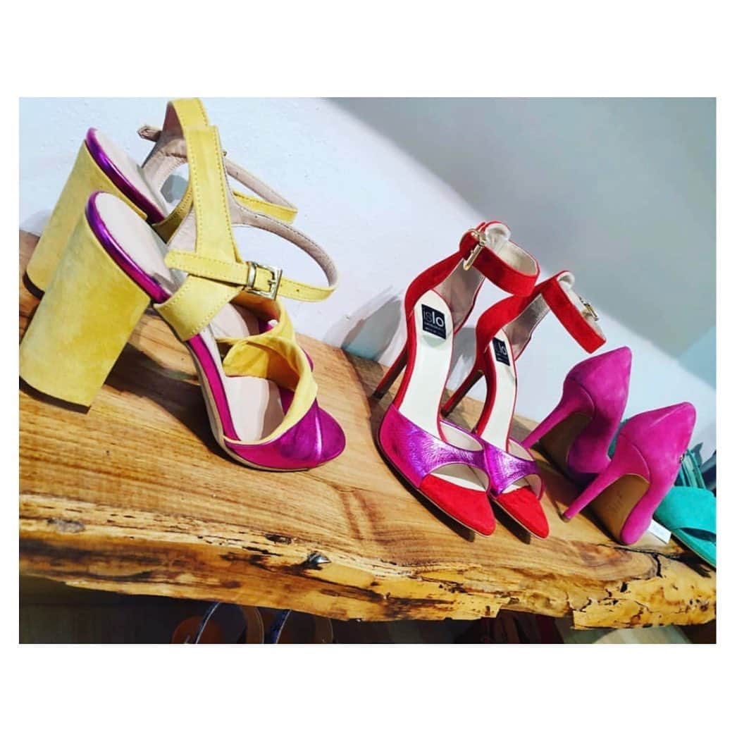 のインスタグラム：「#islo #isloisabellalorusso #isloshoes #shoes #sandals #sandali #suede #rosso #red #redpassion #laminato #fucsia #heels #highheels #tacchi #tacchialti #shop #rivenditore #retailer #fashion #style #glam #shoppingonline #shoponline #madeinitaly #venturina #staytuned」