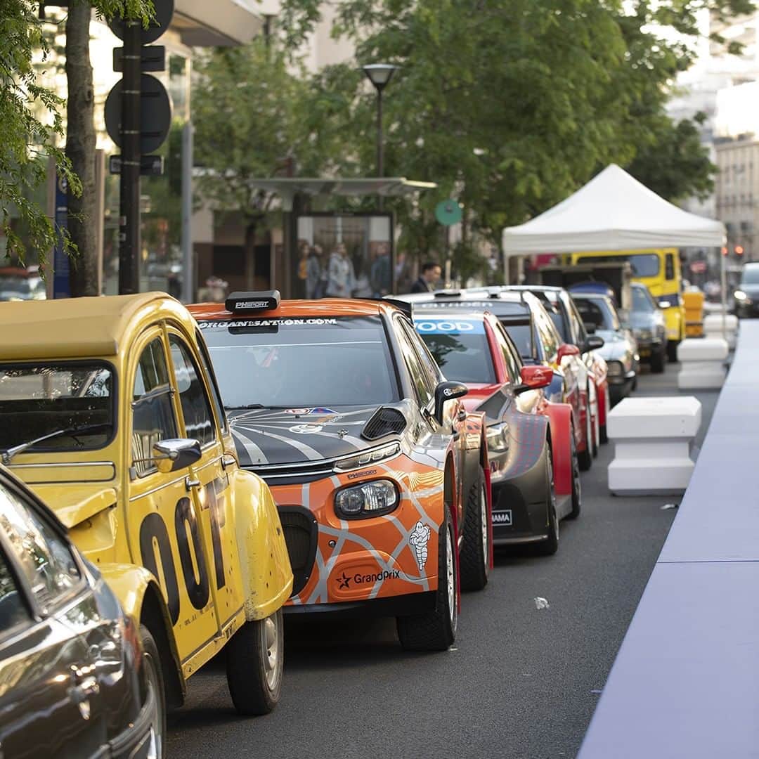 のインスタグラム：「To celebrate our 100 years, we took 100 of our most iconic cars to the street of Paris XV, France 🇫🇷 where it all started!  Re-live the experience here. . Link in Bio ⬆️ #BornParisXV #100YearsOfFans #Citroën100 #ClassicCars #OldCars #Picoftheday #Photooftheday #InstaCar #CarsofInstagram #InstaMoment」