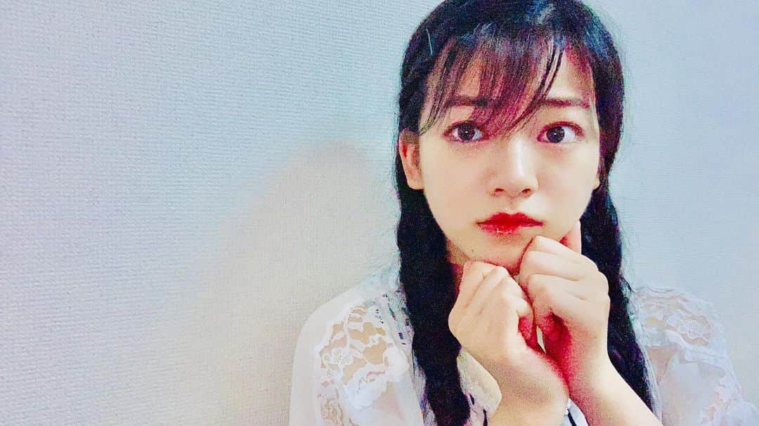 高岡薫のインスタグラム：「のりのりフィッシュボーンそして前髪  #女子力ない人がお送りする髪型セット配信 でフィッシュボーンに挑戦」