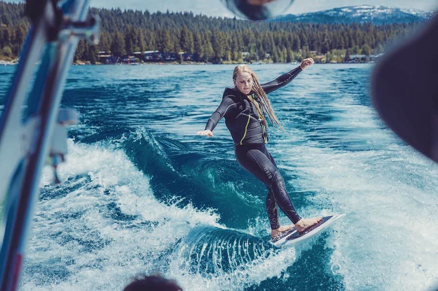 エミリー・ハリントンのインスタグラム：「This past weekend @alpenglowexpeditions turned 15 years old 🎂🎁 🎉. We climbed the @tahoevia 🙌, skied @squawalpine ⛷, surfed in that big blue lake w @elevationsurfcharters 🏄🏼‍♀️ 🌊 , and celebrated the passion and dedication of the Alpenglow team, a crew that has grown immensely over the last 15 years - from just @adrianballinger operating out of his tiny apartment, guiding every trip himself and waiting tables on the side - to a business that takes hundreds to the world’s tallest peaks, introduces people to rockclimbing, Via Ferrata, backcountry skiing, avalanche education, and employs dozens of guides & office staff across the world 💕🤘 // Congratulations team AE!! So proud ❤️ // #alpenglowturns15 // #adventuredoneright // 📸 @mattburbach」